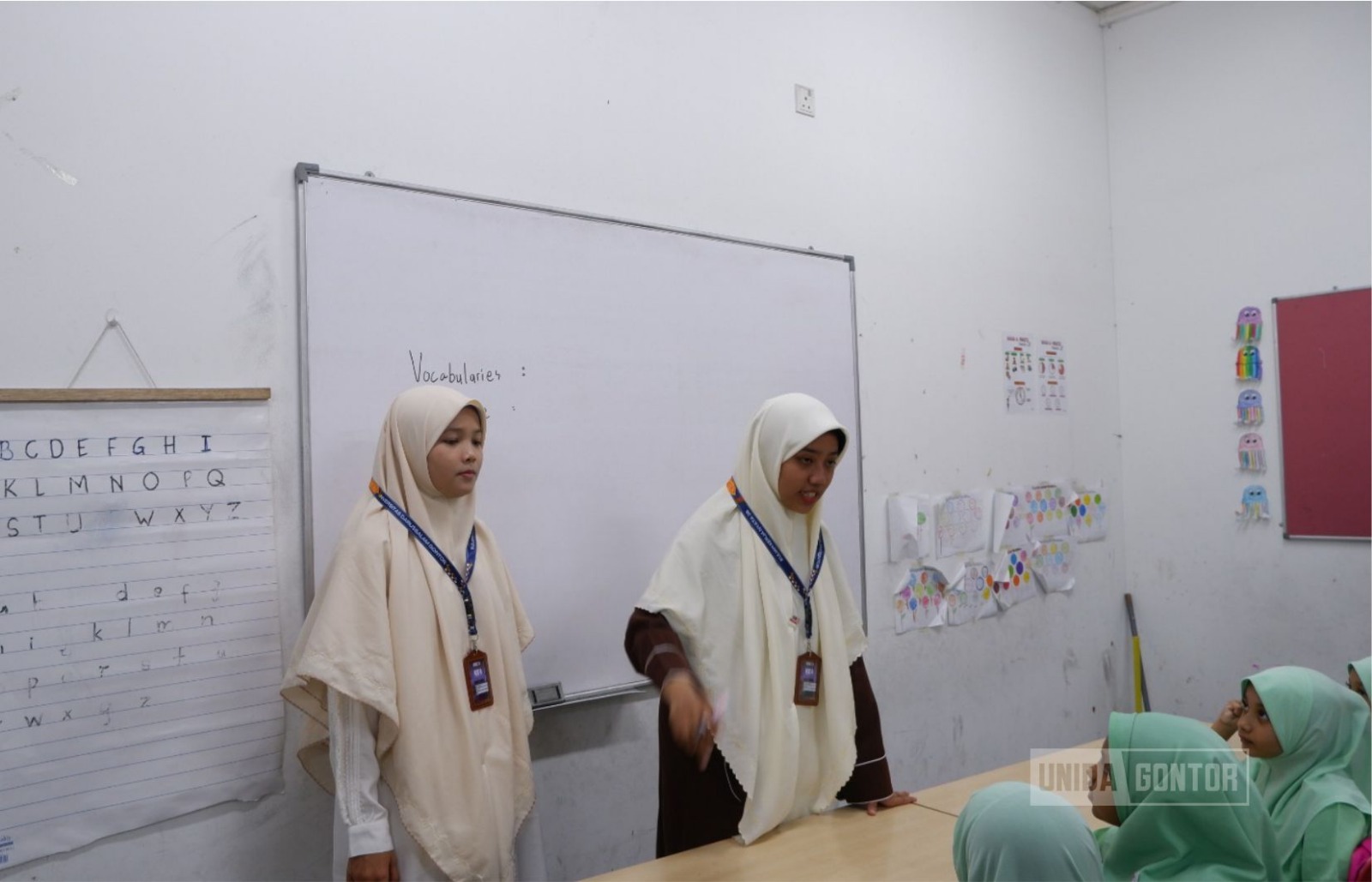 Peserta KKN Internasional UNIDA Gontor mengajar bahasa Inggris dan edukasi kesehatan di JREC Malaysia.