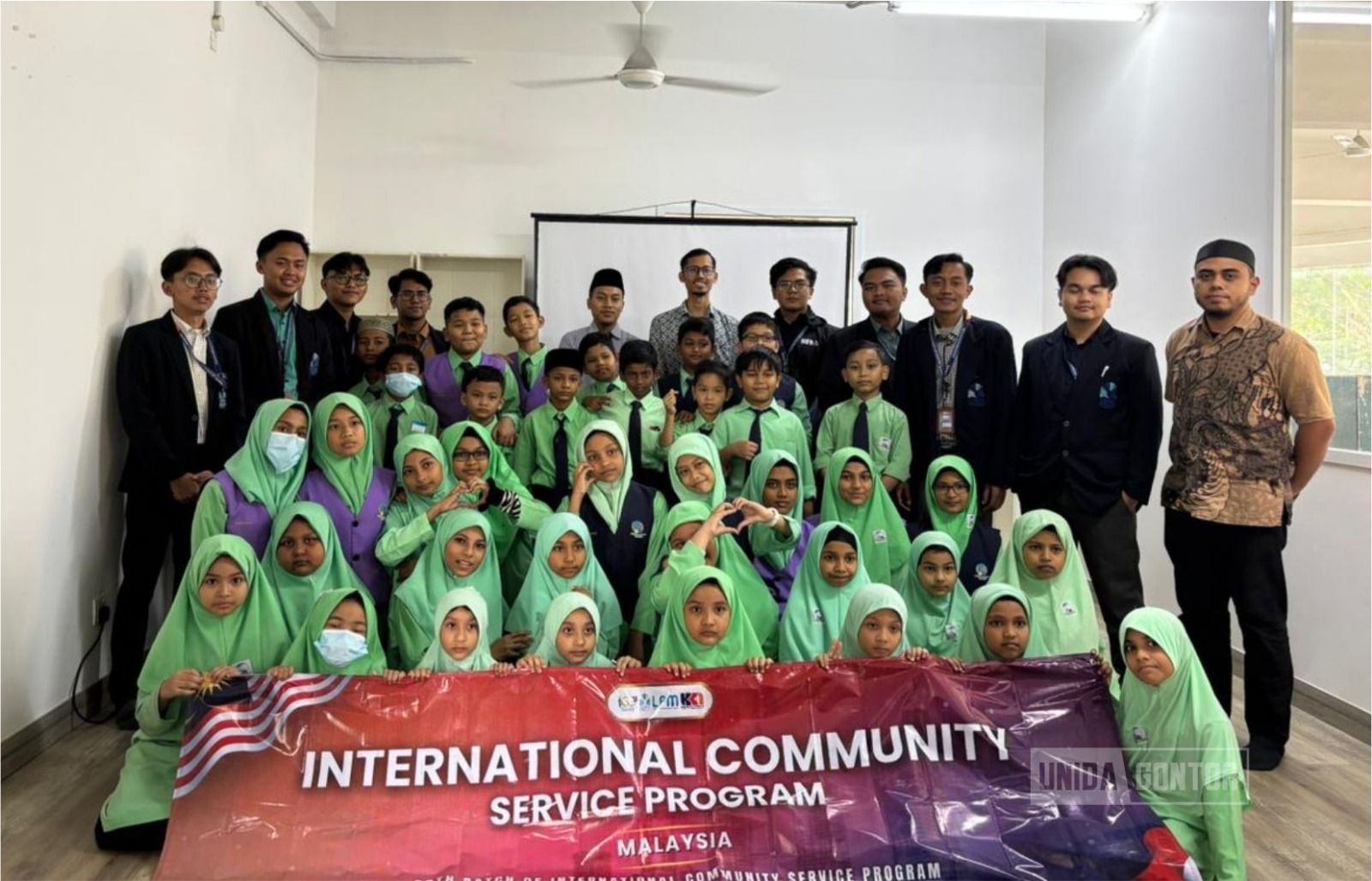 Peserta KKN Internasional UNIDA Gontor mengajar bahasa Inggris dan edukasi kesehatan di JREC Malaysia.