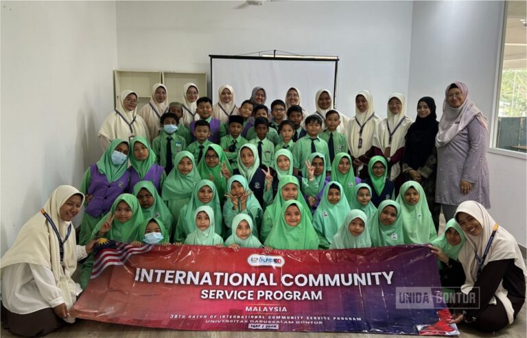 Peserta KKN Internasional UNIDA Gontor mengajar bahasa Inggris dan edukasi kesehatan di JREC Malaysia.