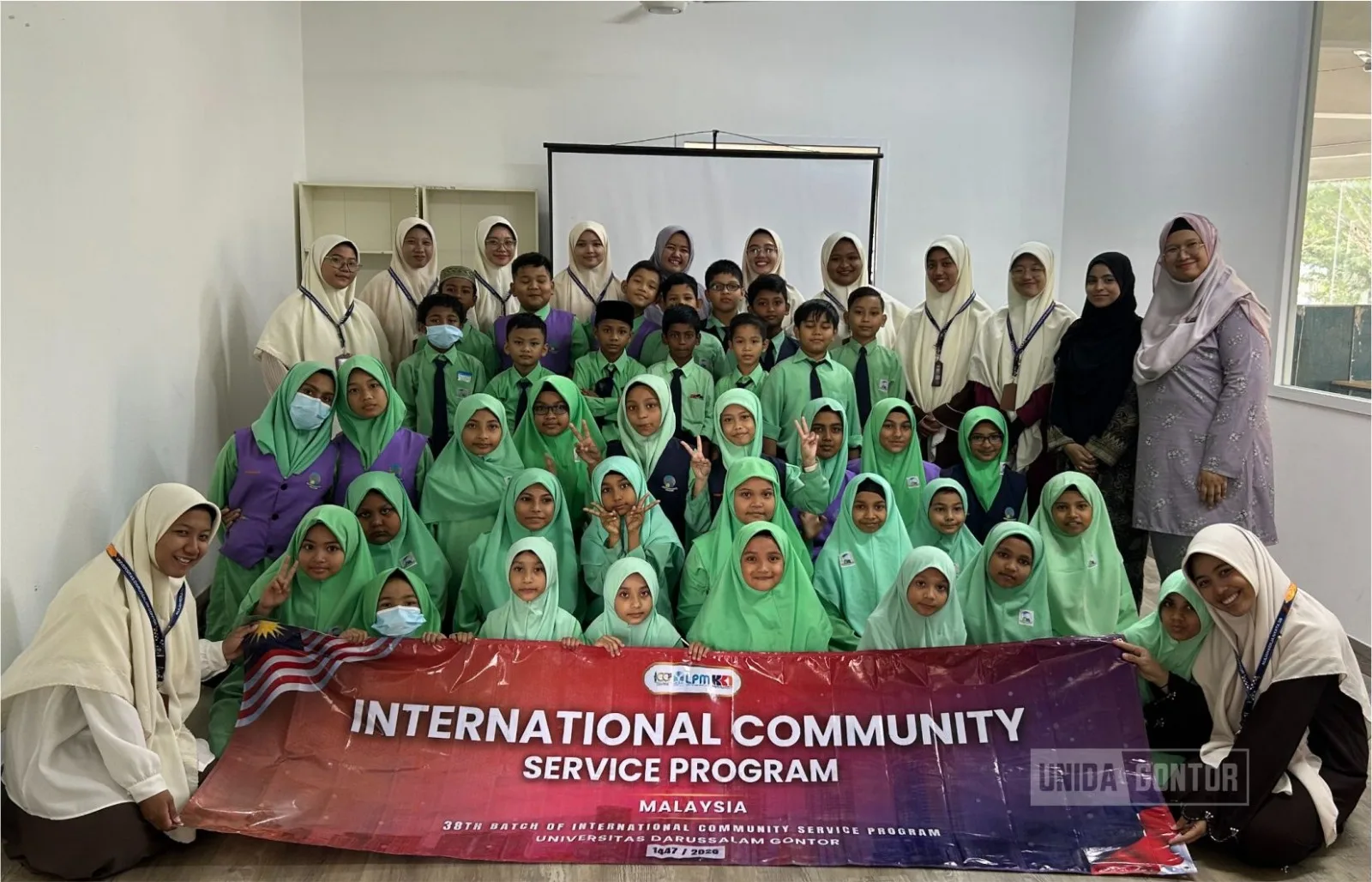 Peserta KKN Internasional UNIDA Gontor mengajar bahasa Inggris dan edukasi kesehatan di JREC Malaysia.