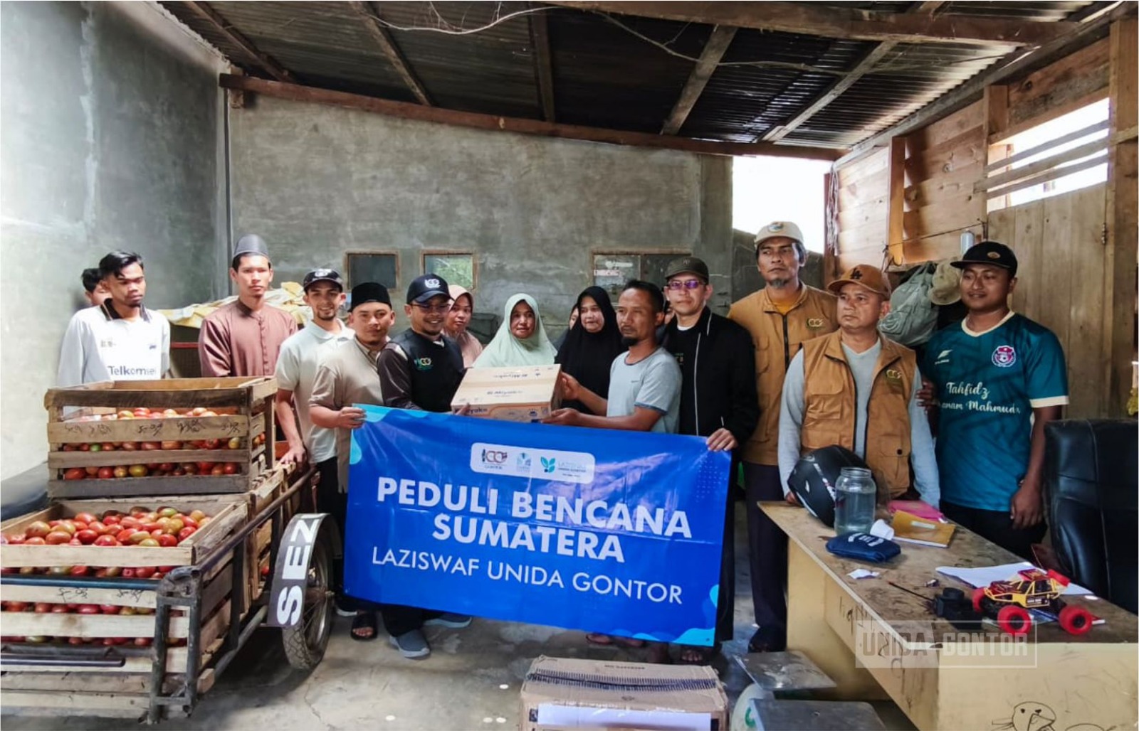 Penyaluran bantuan kemanusiaan LAZISWAF UNIDA Gontor kepada korban bencana di Takengon Aceh Tengah
