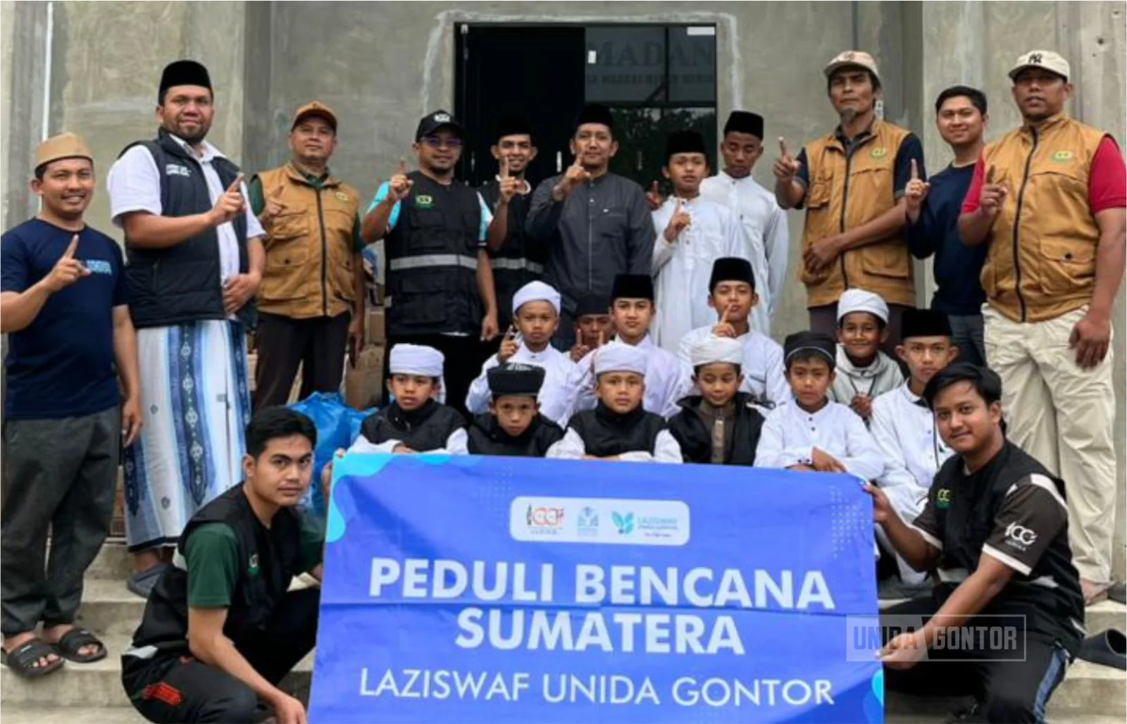 Penyaluran bantuan kemanusiaan LAZISWAF UNIDA Gontor bagi korban banjir dan longsor Bener Meriah