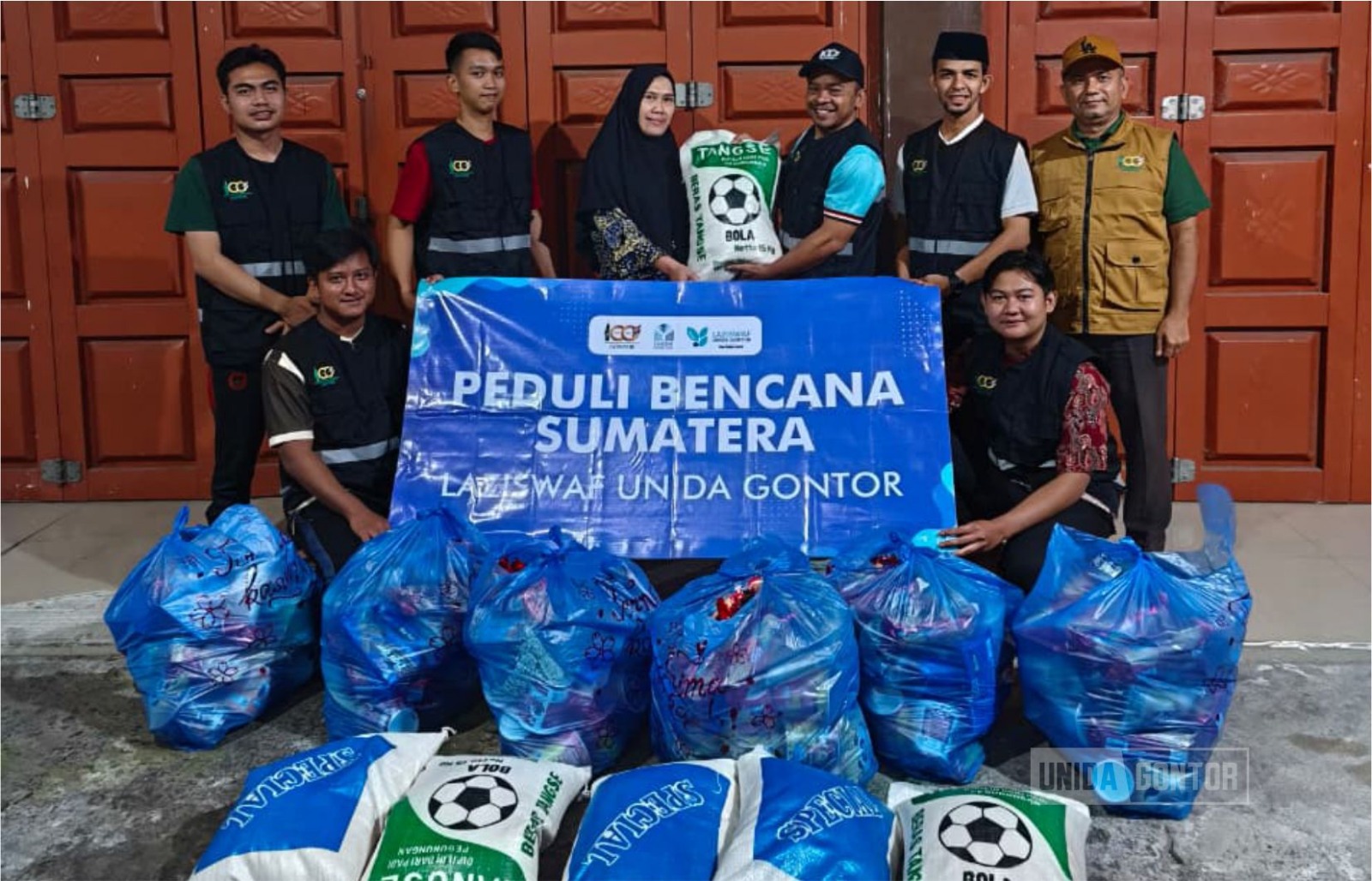 Penyaluran bantuan kemanusiaan LAZISWAF UNIDA Gontor bagi korban banjir dan longsor Bener Meriah
