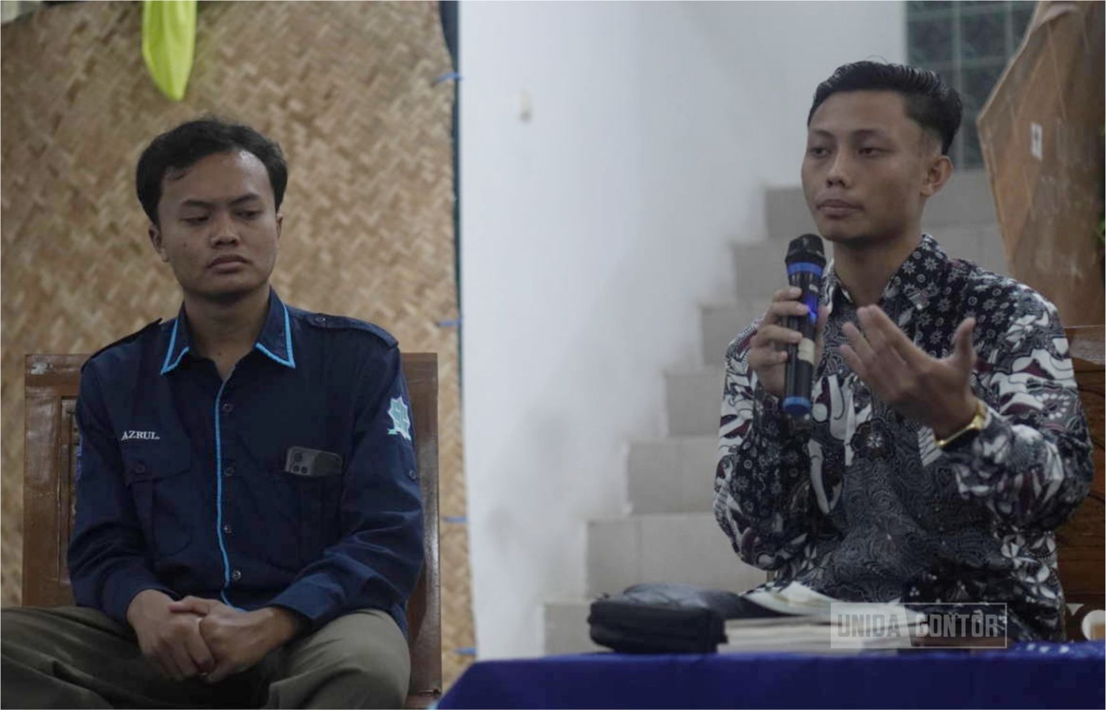 Bedah buku “Jejak Perubahan” di Wisdom Cafe UNIDA Gontor bersama penulis dan mahasiswa.