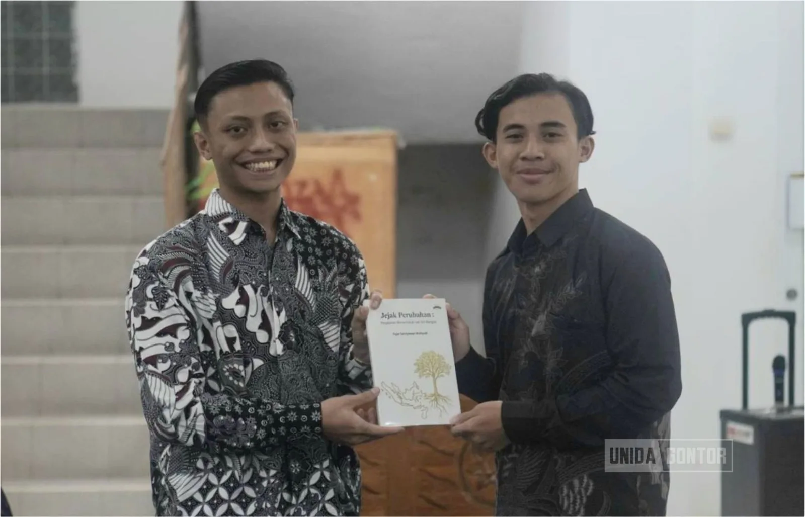 Bedah buku “Jejak Perubahan” di Wisdom Cafe UNIDA Gontor bersama penulis dan mahasiswa.