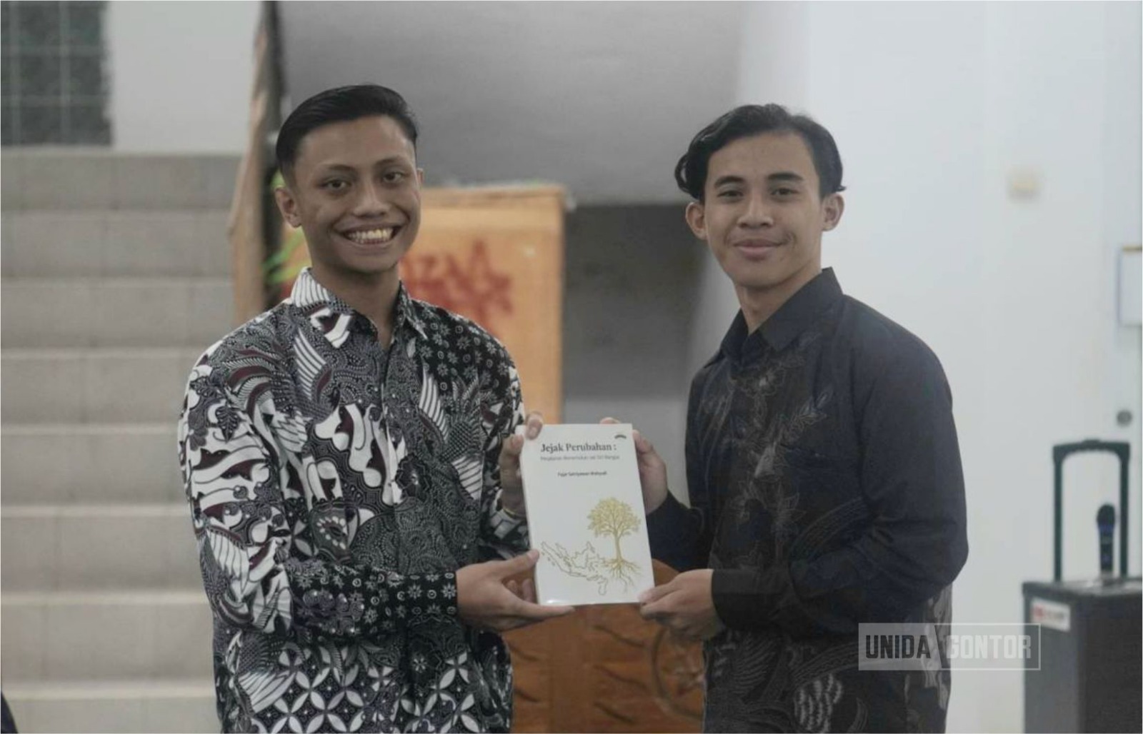 Bedah buku “Jejak Perubahan” di Wisdom Cafe UNIDA Gontor bersama penulis dan mahasiswa.