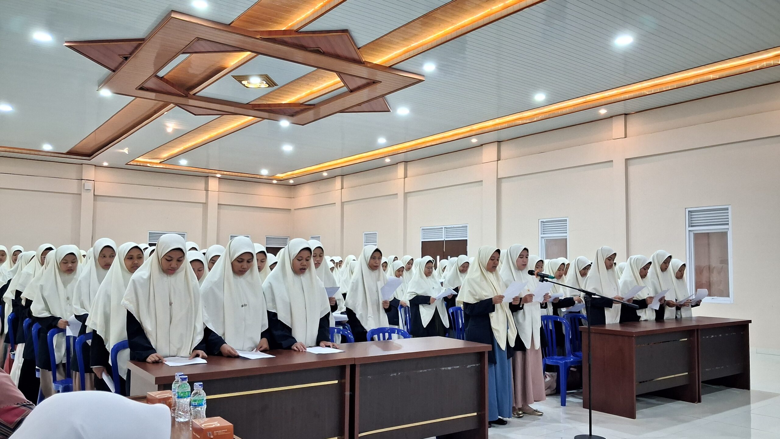 Prosesi pelantikan Staf Unida Edupreneur Centre (UEC) Kelas C di Aula Istanbul UNIDA Gontor.