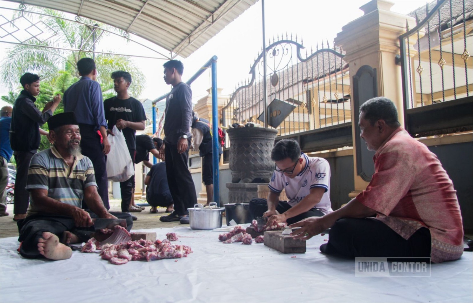 Pelatihan Juru Sembelih Halal (JULEHA) oleh mahasiswa KKN Tematik 38 UNIDA Gontor bersama warga di Balai Desa Slahung Ponorogo