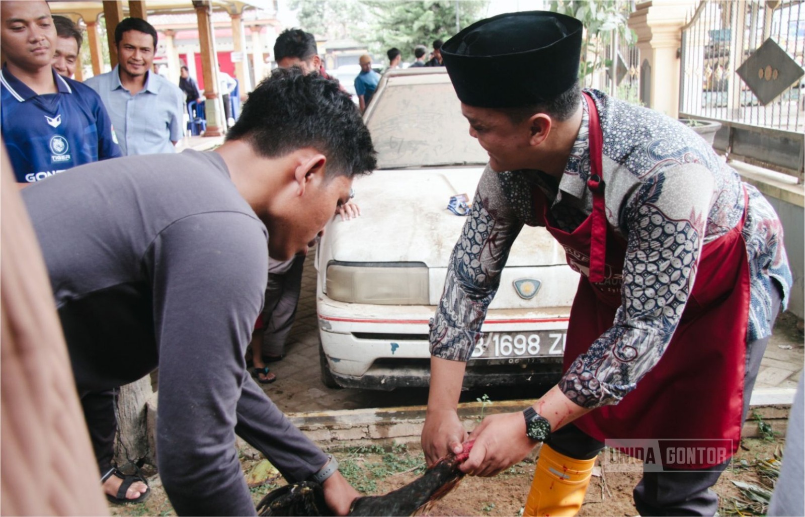 Pelatihan Juru Sembelih Halal (JULEHA) oleh mahasiswa KKN Tematik 38 UNIDA Gontor bersama warga di Balai Desa Slahung Ponorogo