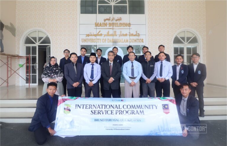 Rektor UNIDA Gontor melepas peserta KKN Internasional 2026 tujuan Brunei Darussalam dan Malaysia di Gedung Rektorat.