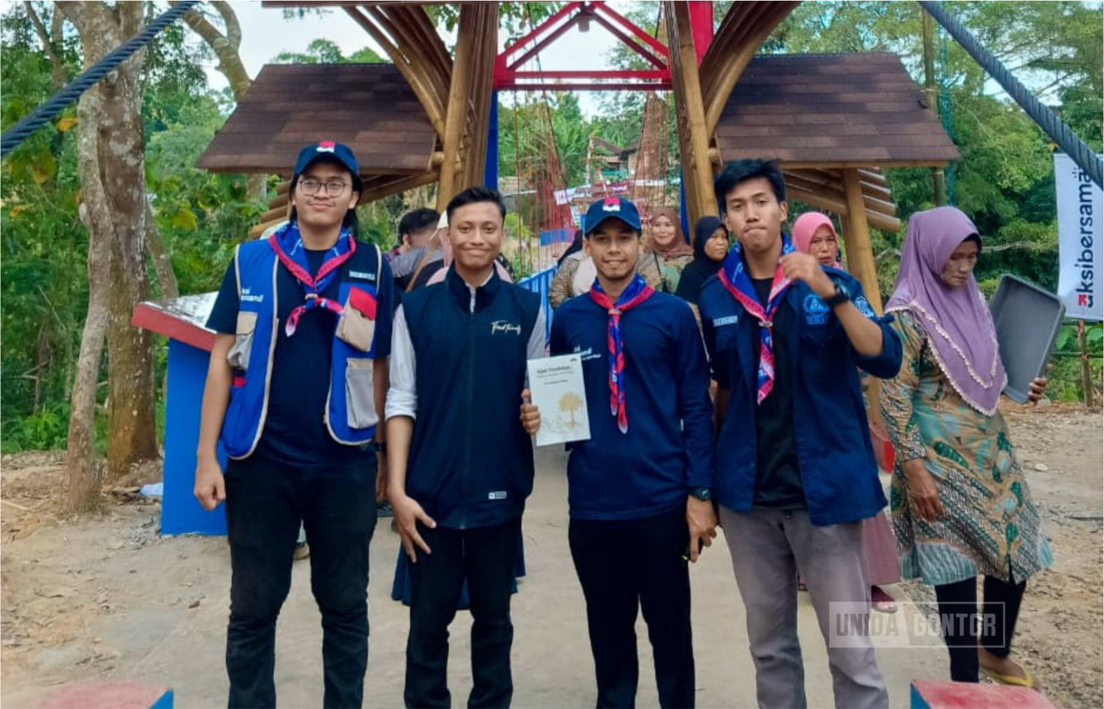 Fajar Satriyawan Wahyudi meluncurkan buku Jejak Perubahan bersama Anies Baswedan di Sambirejo, Karanganyar.