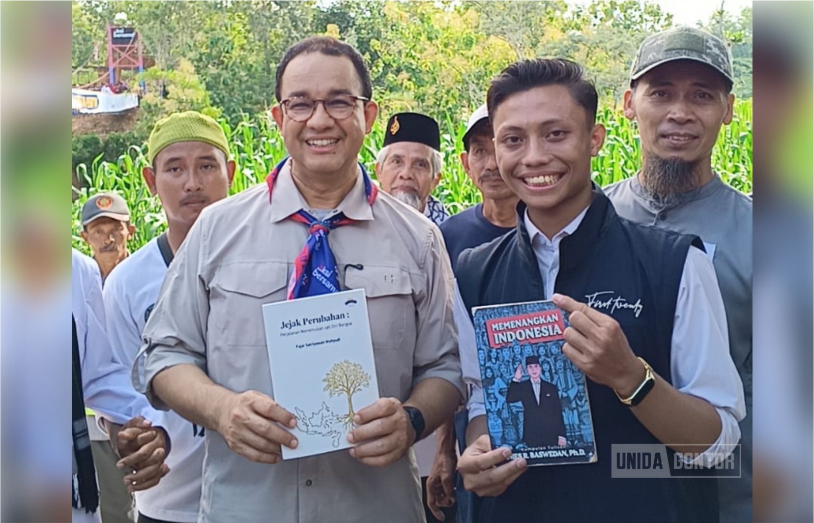 Fajar Satriyawan Wahyudi meluncurkan buku Jejak Perubahan bersama Anies Baswedan di Sambirejo, Karanganyar.