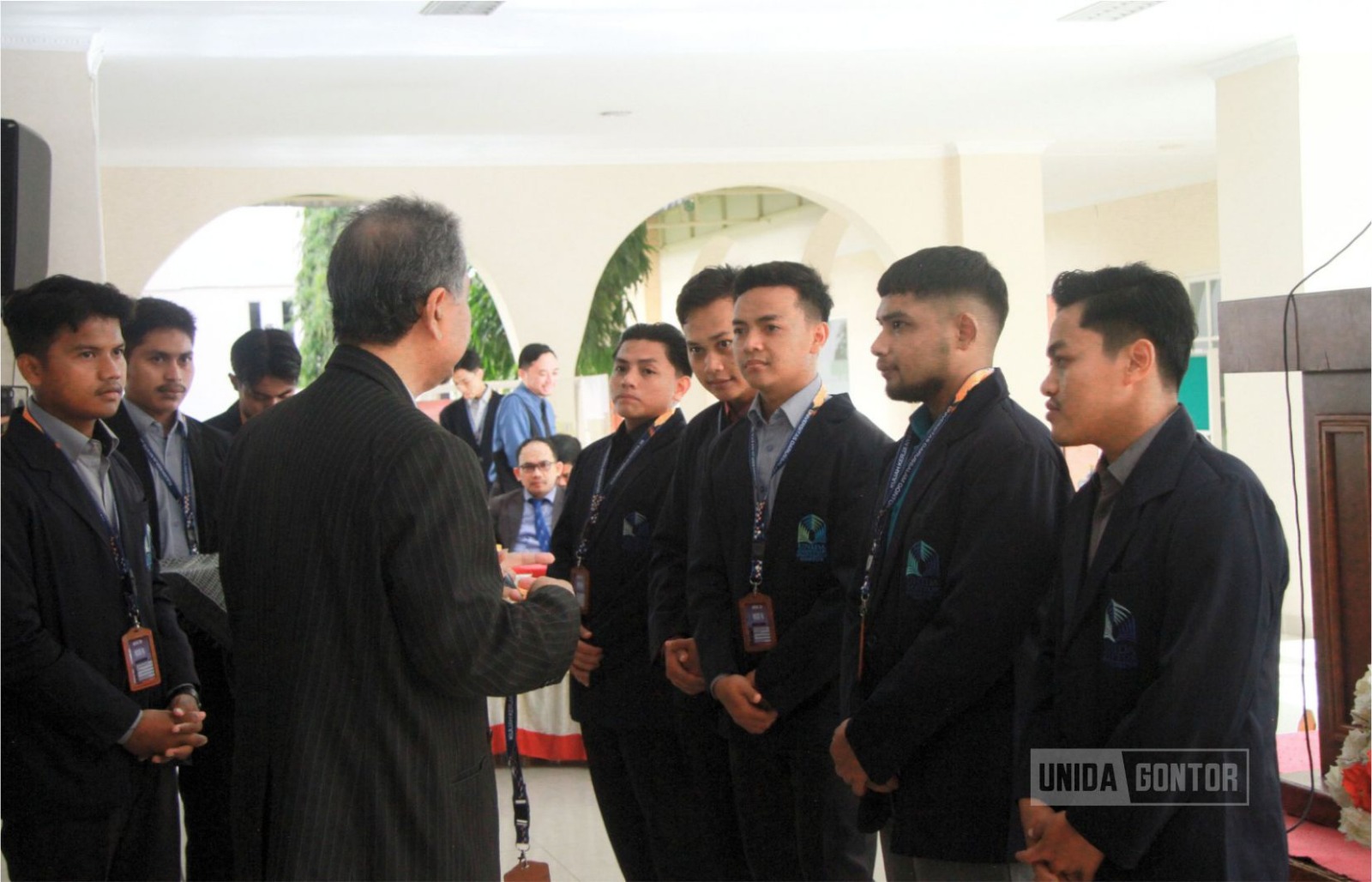 Rektor UNIDA Gontor menyerahkan ID Card secara simbolis pada pelepasan peserta KKN Tematik ke-38 di Lobby Gedung Utama UNIDA Gontor.