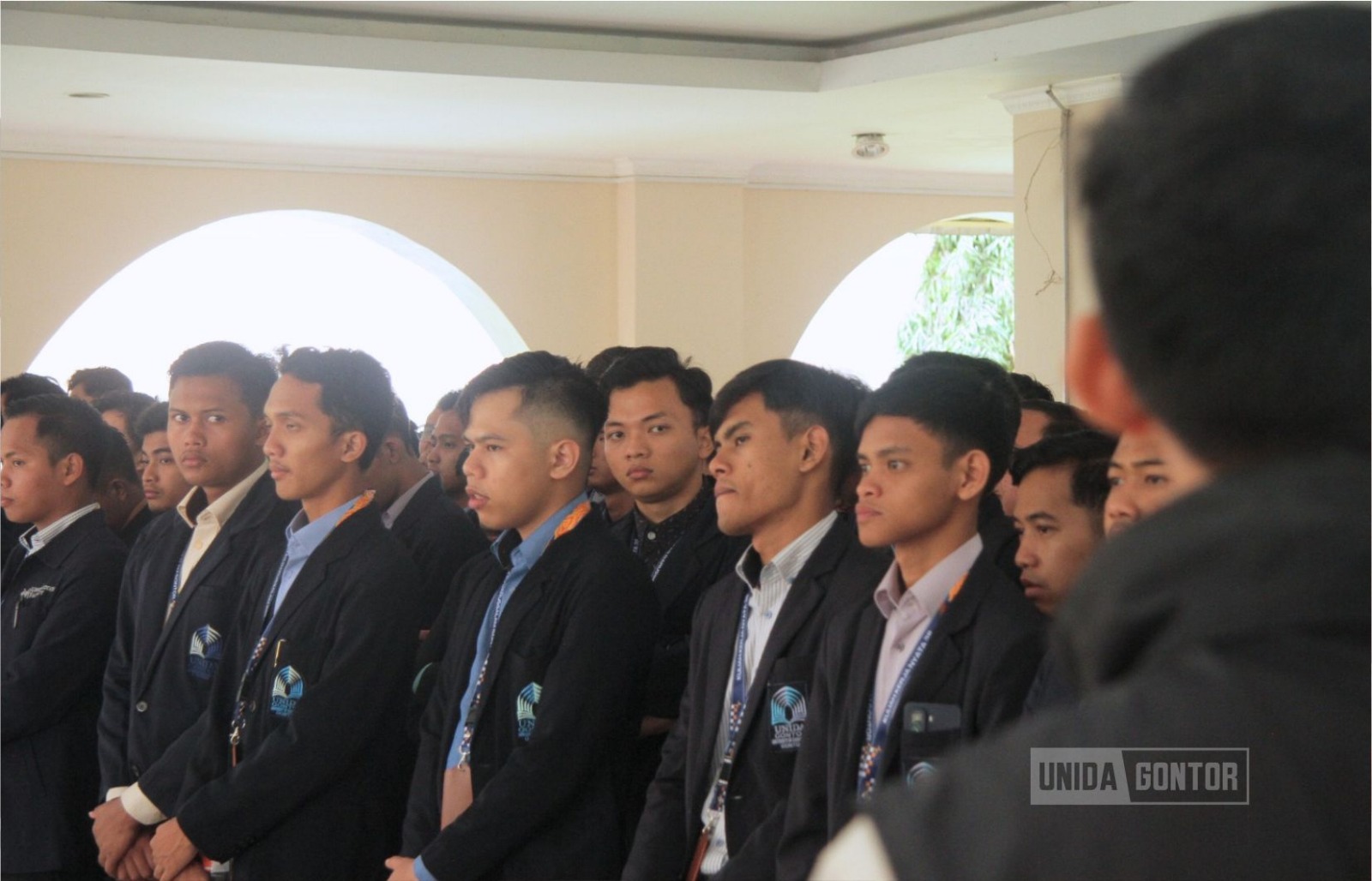 Rektor UNIDA Gontor menyerahkan ID Card secara simbolis pada pelepasan peserta KKN Tematik ke-38 di Lobby Gedung Utama UNIDA Gontor.