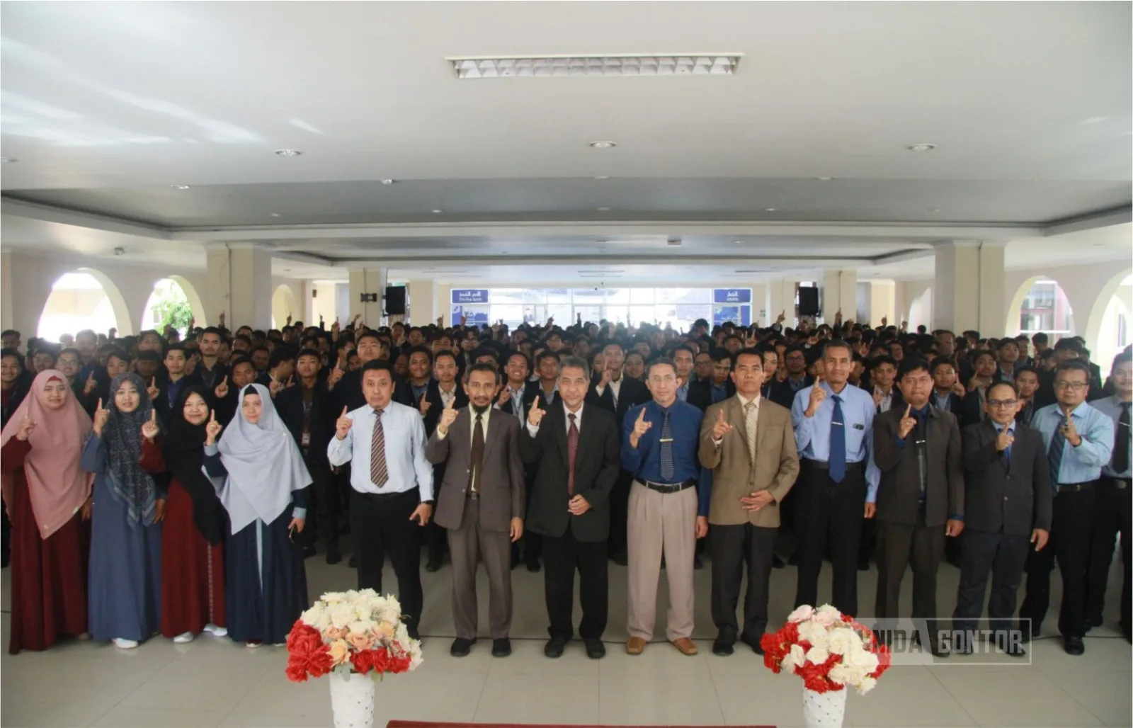 Rektor UNIDA Gontor menyerahkan ID Card secara simbolis pada pelepasan peserta KKN Tematik ke-38 di Lobby Gedung Utama UNIDA Gontor.