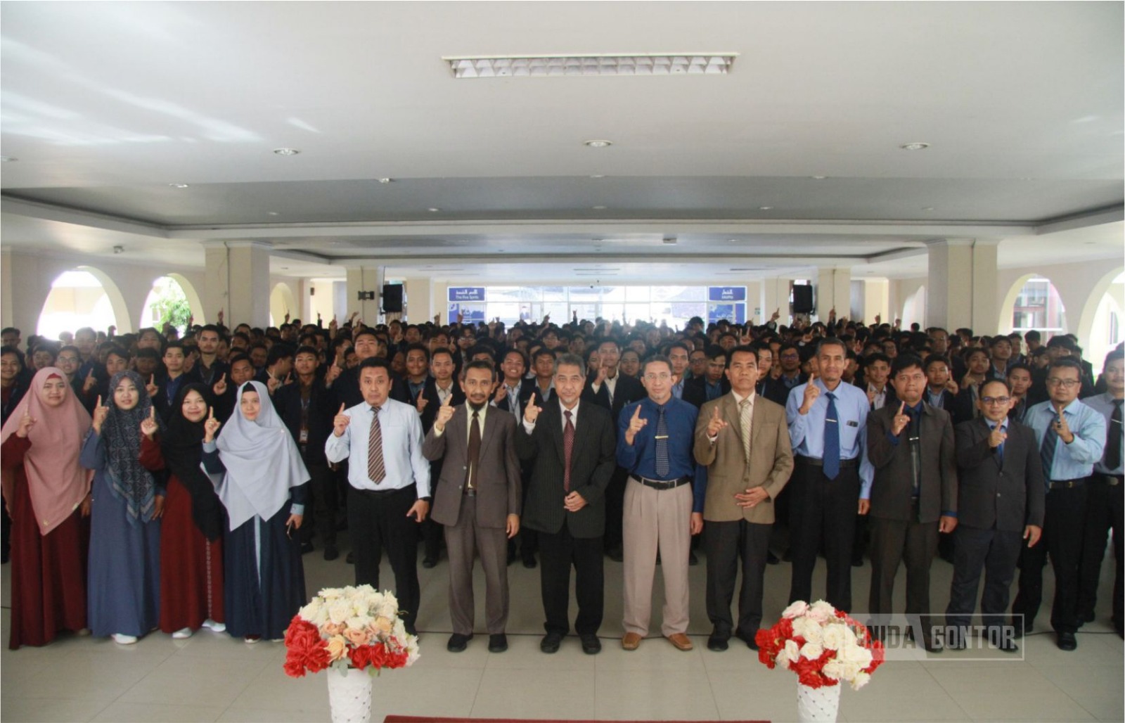 Rektor UNIDA Gontor menyerahkan ID Card secara simbolis pada pelepasan peserta KKN Tematik ke-38 di Lobby Gedung Utama UNIDA Gontor.