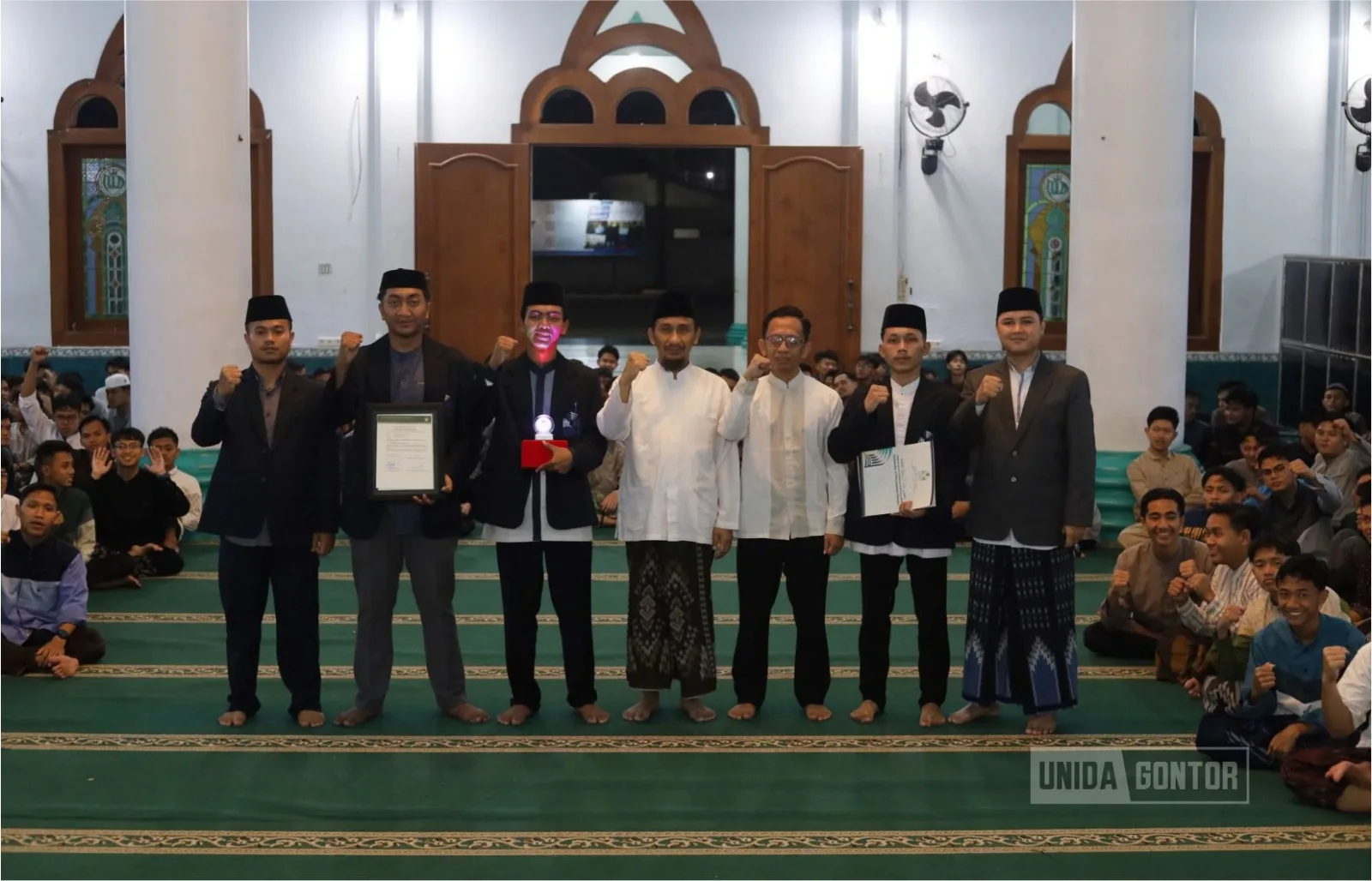 Tasyakuran mahasiswa baru UNIDA Gontor dan penyerahan simbolis wakaf 2026 di Masjid kampus.