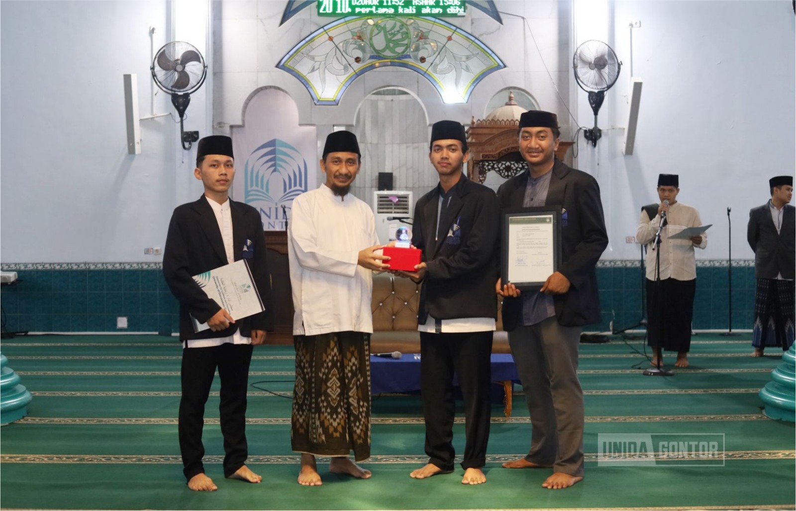 Tasyakuran mahasiswa baru UNIDA Gontor dan penyerahan simbolis wakaf 2026 di Masjid kampus.