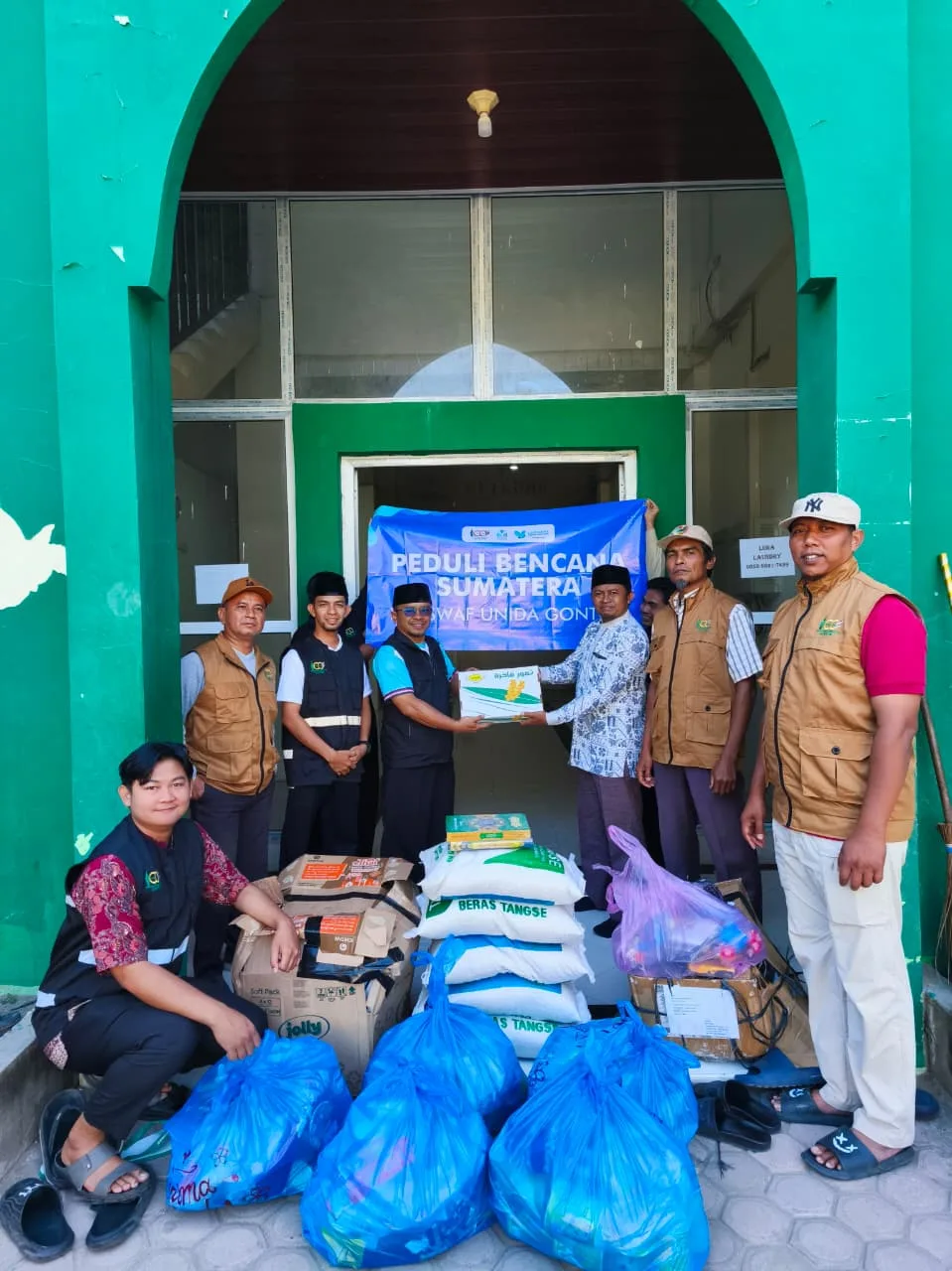 Bantuan Kemanusiaan LAZISWAF UNIDA Gontor untuk Santri Pesantren Al-Muslim Aceh Pasca Bencana Alam