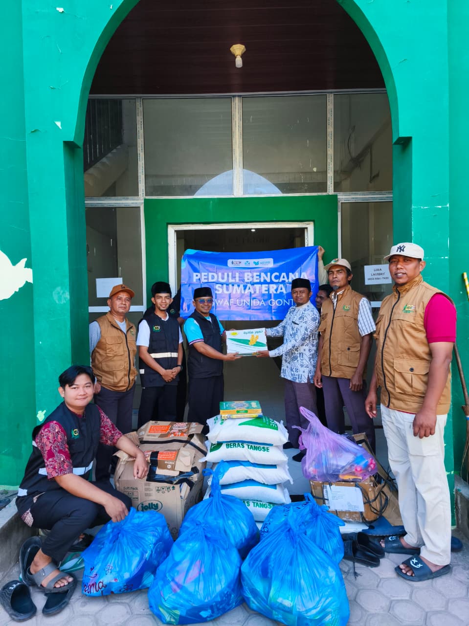 Bantuan Kemanusiaan LAZISWAF UNIDA Gontor untuk Santri Pesantren Al-Muslim Aceh Pasca Bencana Alam