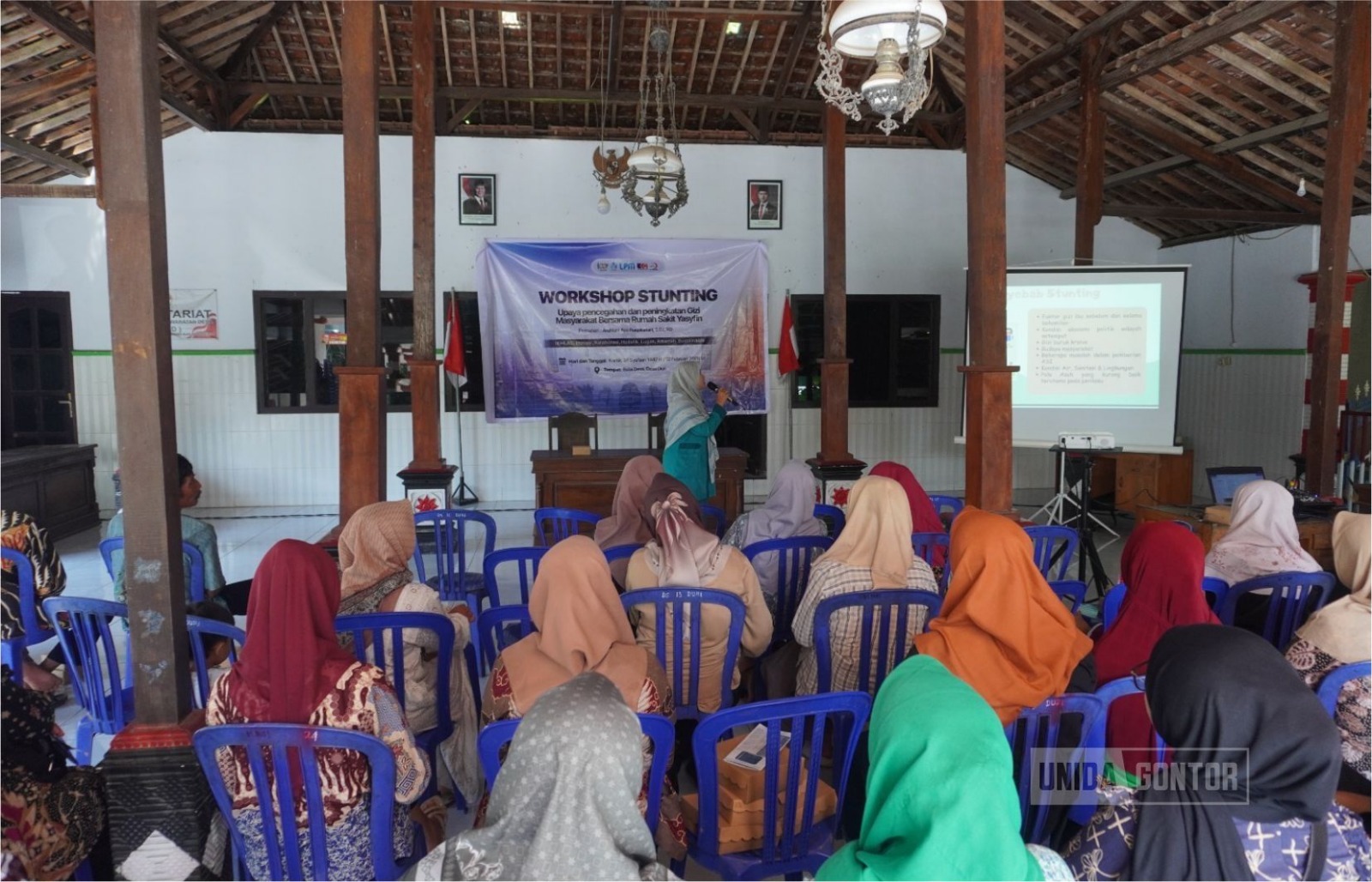Mahasiswa KKN Tematik 38 UNIDA Gontor bersama tim RS Yasyfin memberikan edukasi pencegahan stunting kepada warga di Balai Desa Duri, Ponorogo.