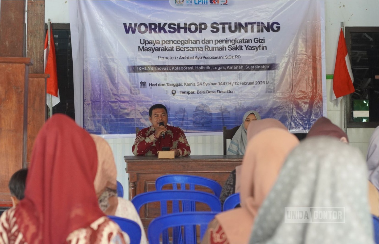 Mahasiswa KKN Tematik 38 UNIDA Gontor bersama tim RS Yasyfin memberikan edukasi pencegahan stunting kepada warga di Balai Desa Duri, Ponorogo.