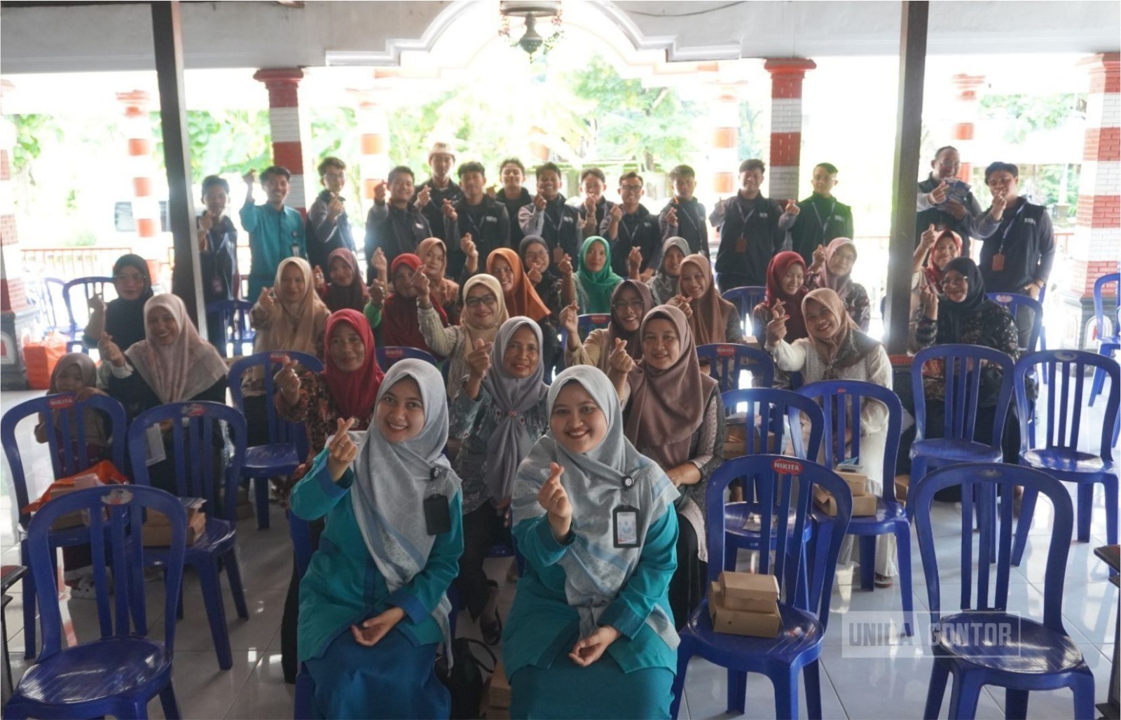 Mahasiswa KKN Tematik 38 UNIDA Gontor bersama tim RS Yasyfin memberikan edukasi pencegahan stunting kepada warga di Balai Desa Duri, Ponorogo.