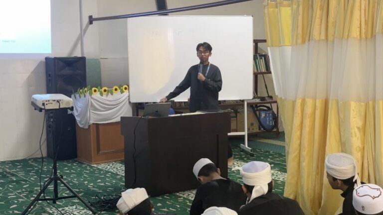 Mahasiswa KKN Internasional UNIDA Gontor mengajar santri AQSA Penang dalam Arabic dan English Camp