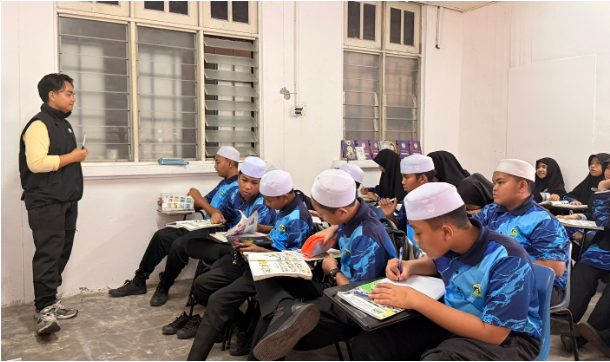 Mahasiswa KKN Internasional UNIDA Gontor membina santri MAWAR dalam Arabic dan English Camp di Pinang.