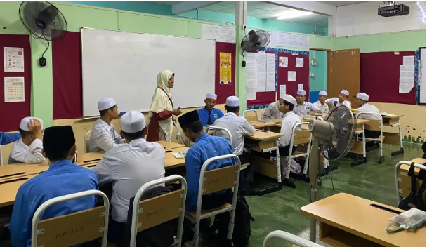 Mahasiswa KKN Internasional UNIDA Gontor membina santri MAWAR dalam Arabic dan English Camp di Pinang.