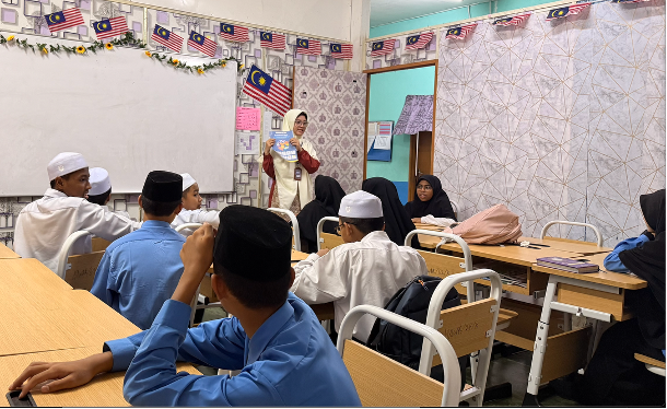 Mahasiswa KKN Internasional UNIDA Gontor membina santri MAWAR dalam Arabic dan English Camp di Pinang.
