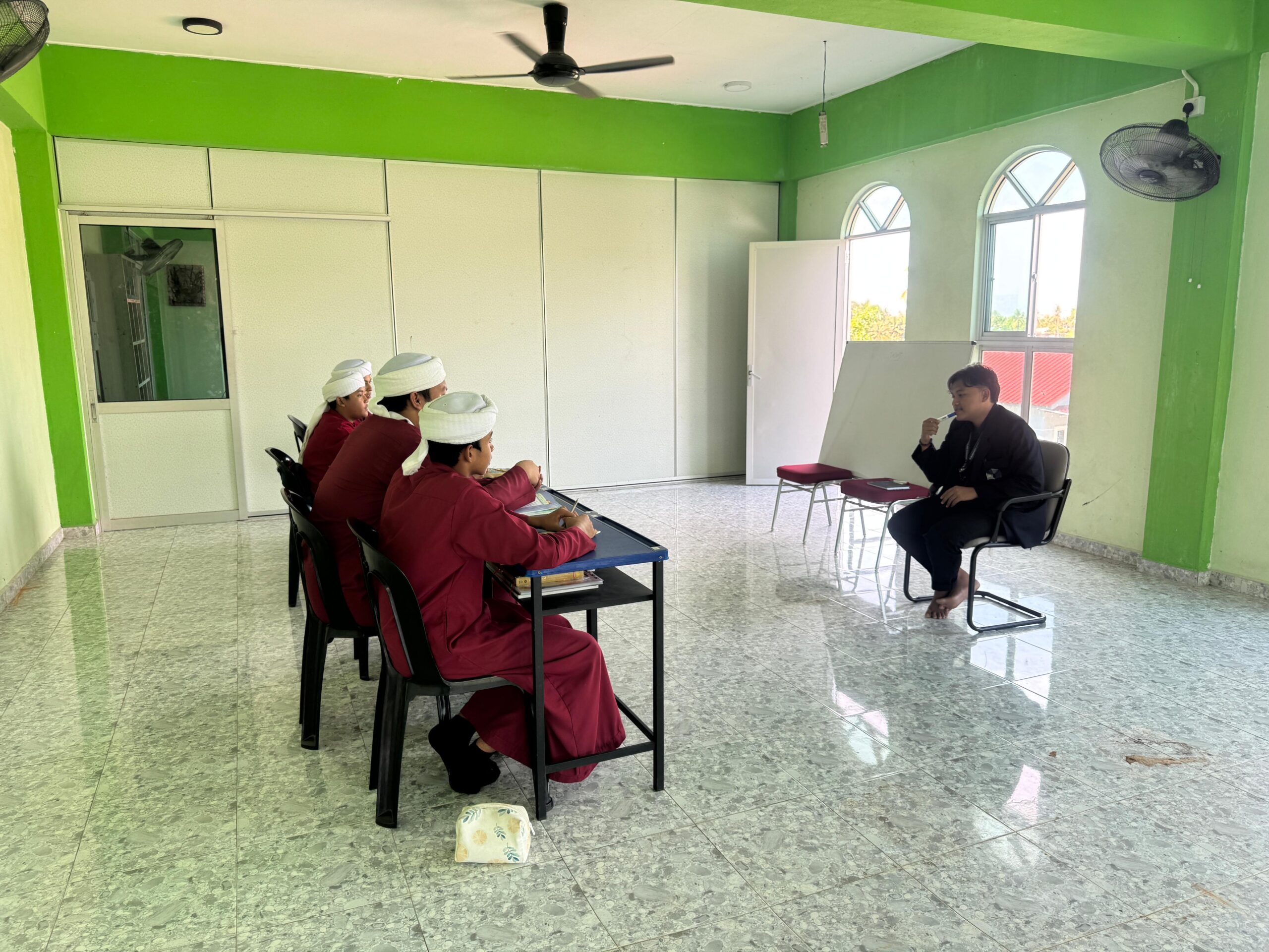 Mahasiswa KKN Internasional UNIDA Gontor mengajar Arabic dan English Camp untuk santri MADI Pinang.