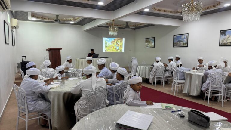 Mahasiswa KKN Internasional UNIDA Gontor mengajar Arabic dan English Camp untuk santri MADI Pinang.