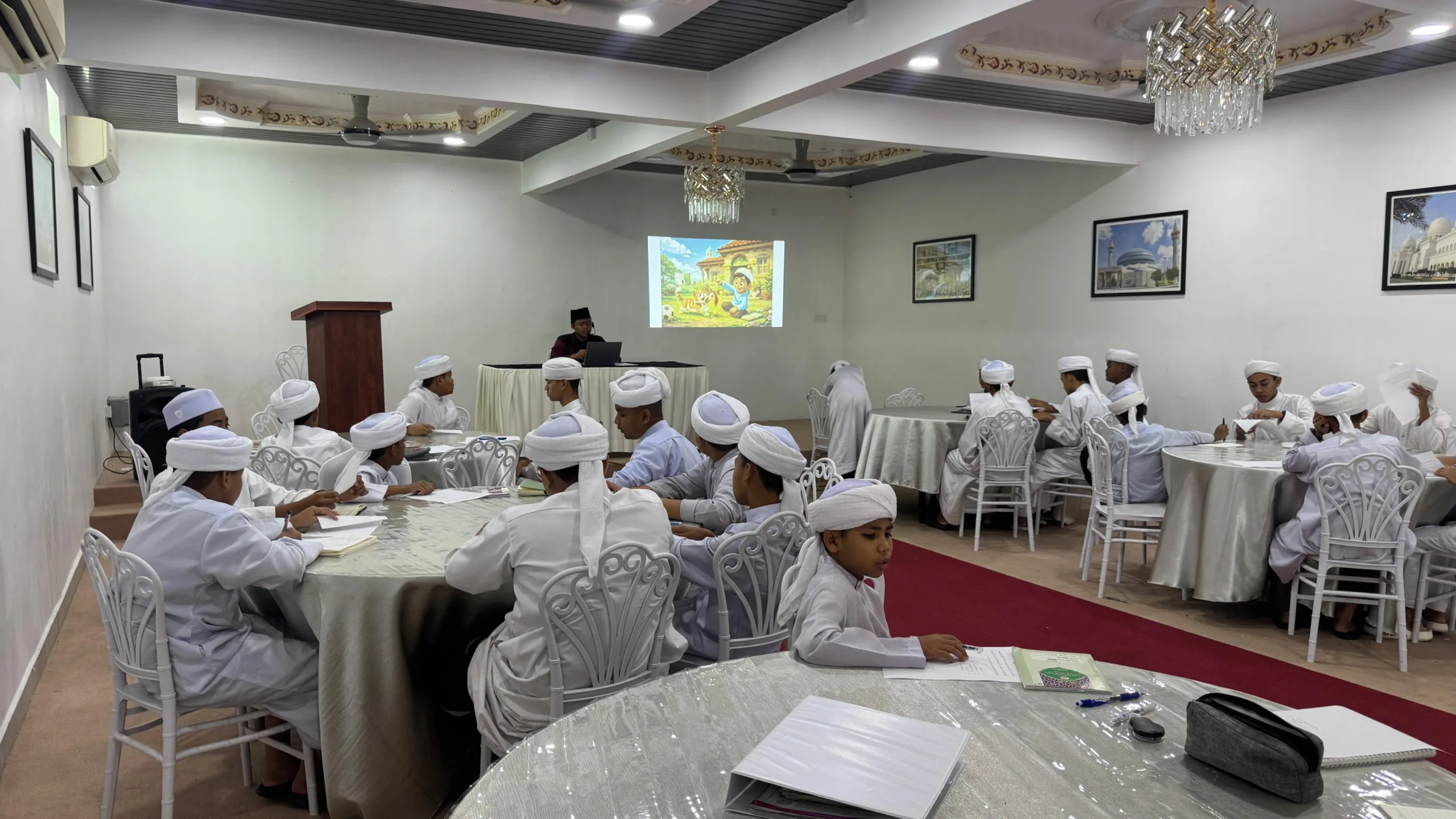 Mahasiswa KKN Internasional UNIDA Gontor mengajar Arabic dan English Camp untuk santri MADI Pinang.