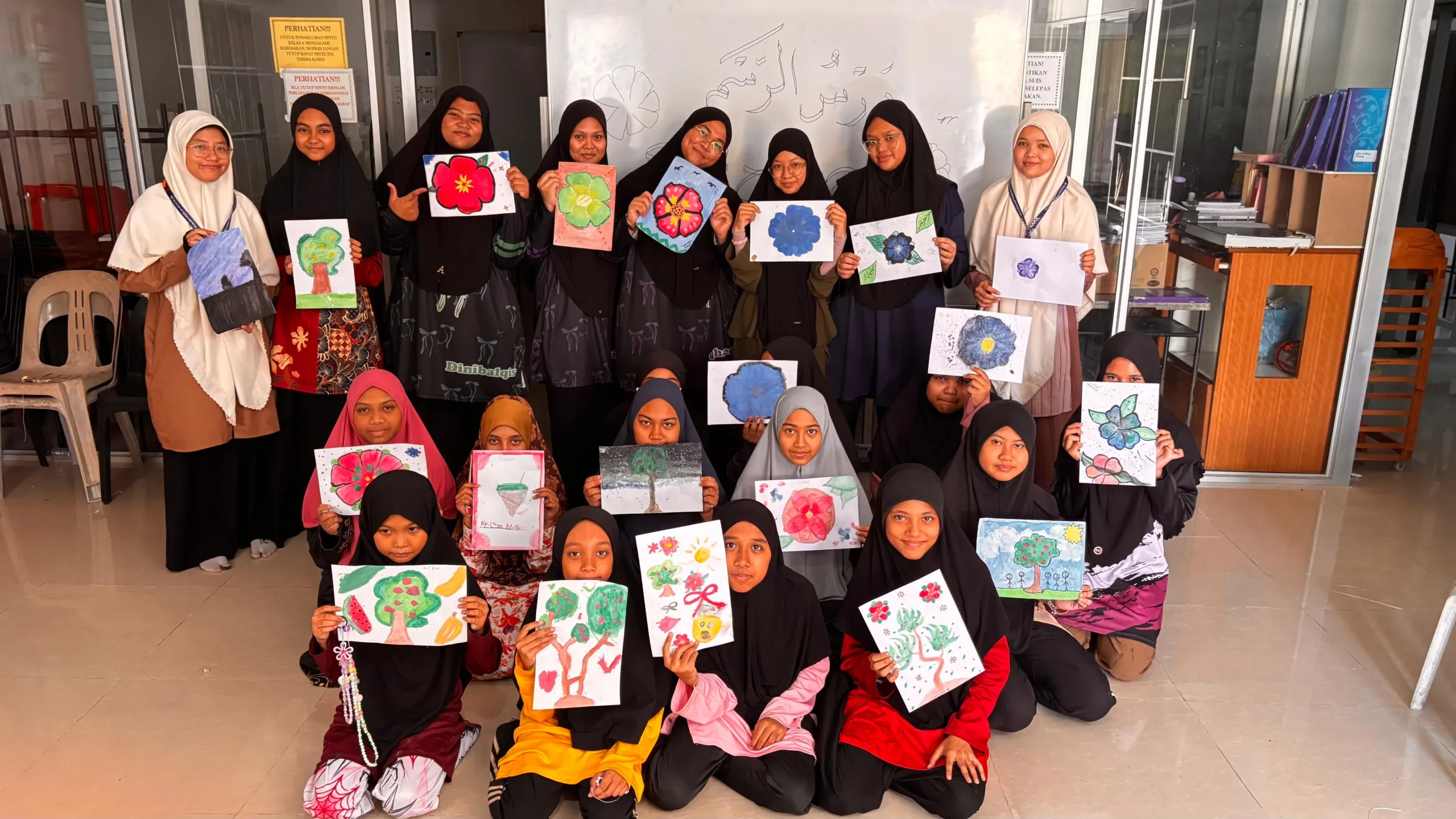 Mahasiswa KKN Internasional UNIDA Gontor mengadakan kegiatan Art Camp dan handycraft bersama santri MATSA di Pulau Pinang Malaysia.