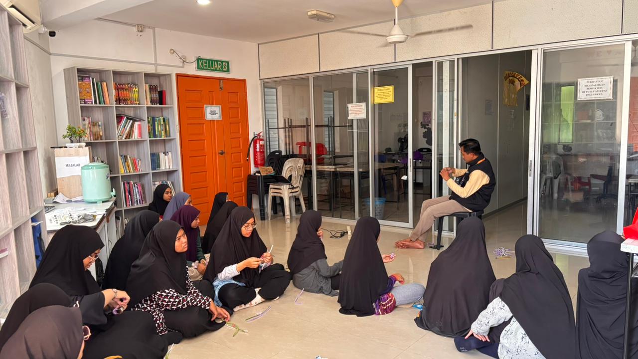 Mahasiswa KKN Internasional UNIDA Gontor mengadakan kegiatan Art Camp dan handycraft bersama santri MATSA di Pulau Pinang Malaysia.