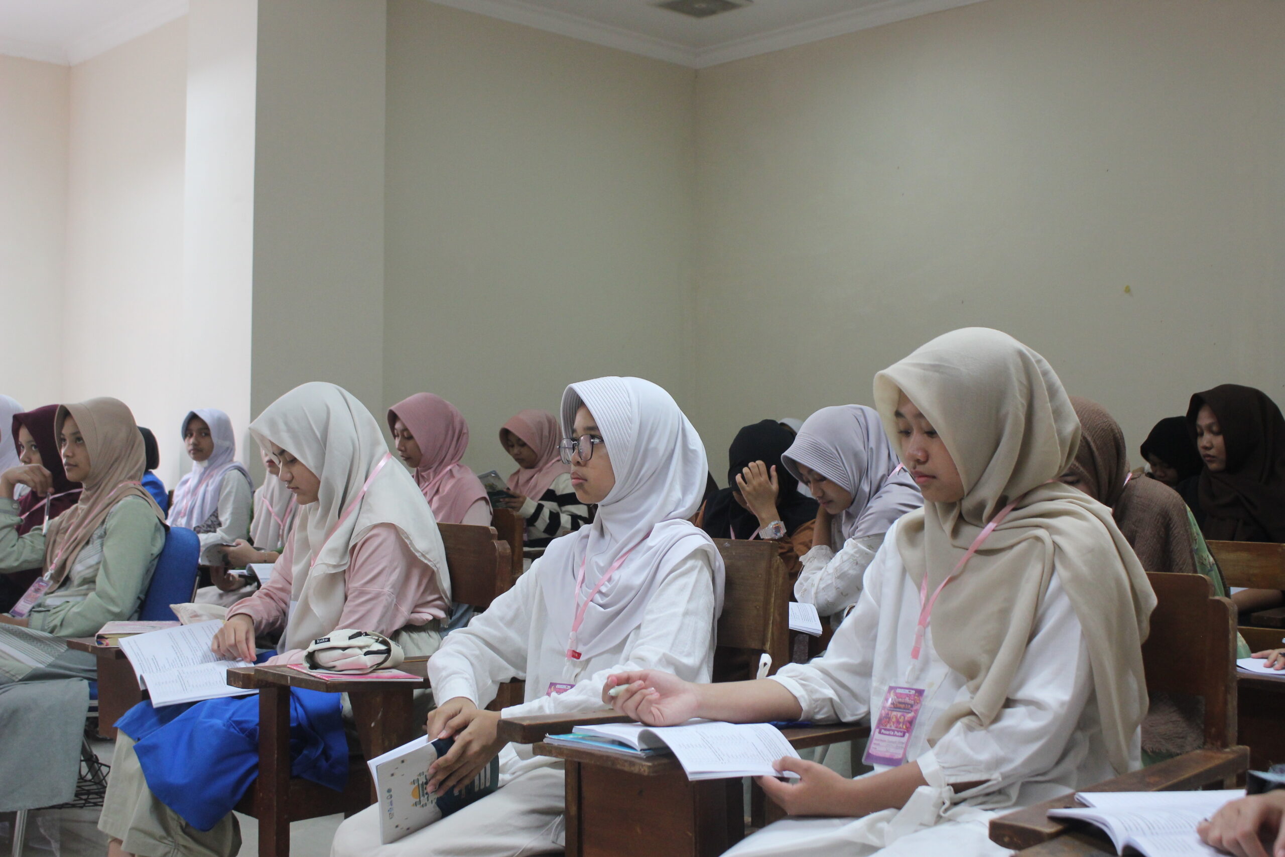 Peserta Ramadhan Camp 2026 Gelombang 3 mengikuti kegiatan belajar mengajar di Gedung Terpadu Universitas Darussalam Gontor