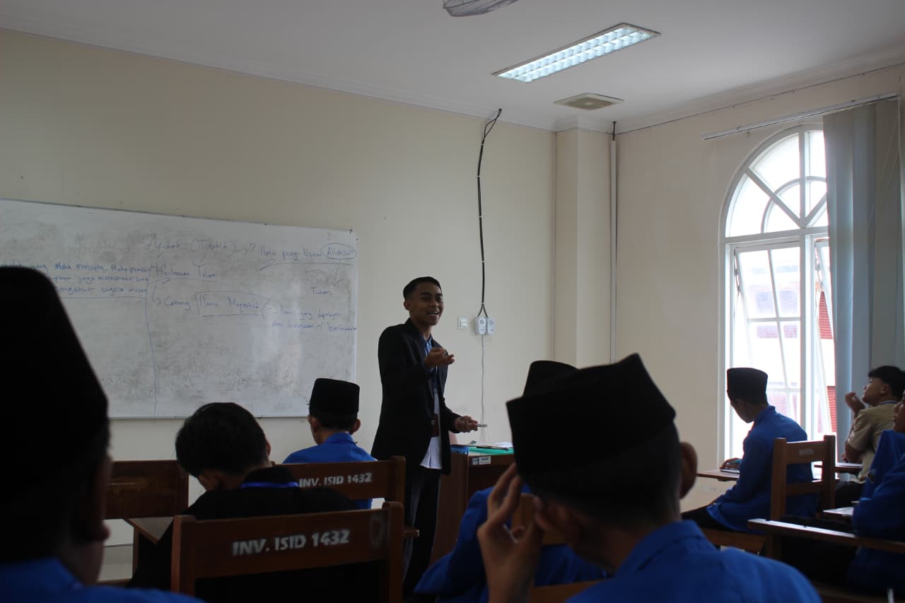 Peserta Ramadhan Camp 2026 Gelombang 3 mengikuti kegiatan belajar mengajar di Gedung Terpadu Universitas Darussalam Gontor