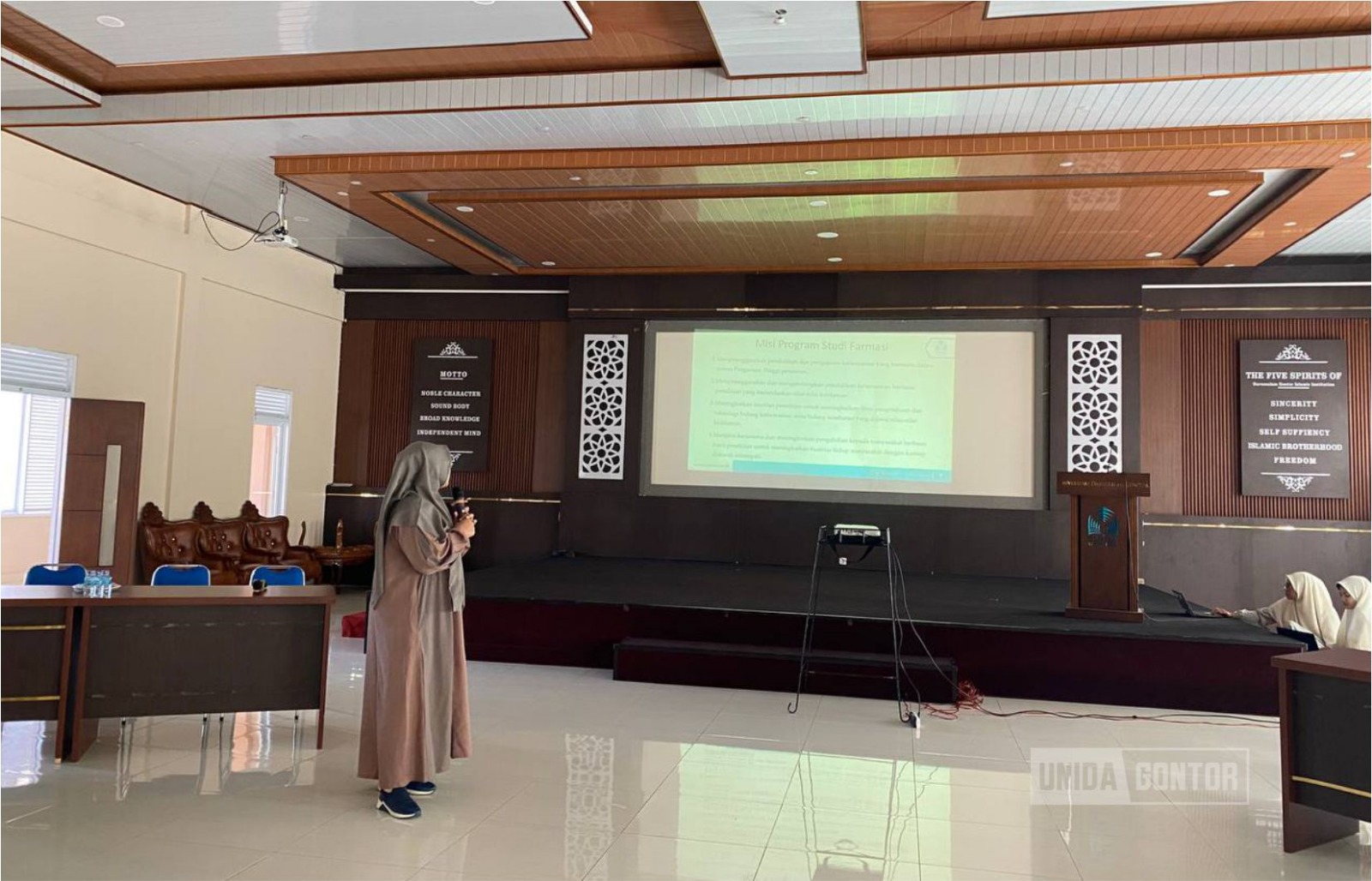 Academic Briefing Program Studi Farmasi UNIDA Gontor untuk mahasiswi baru
