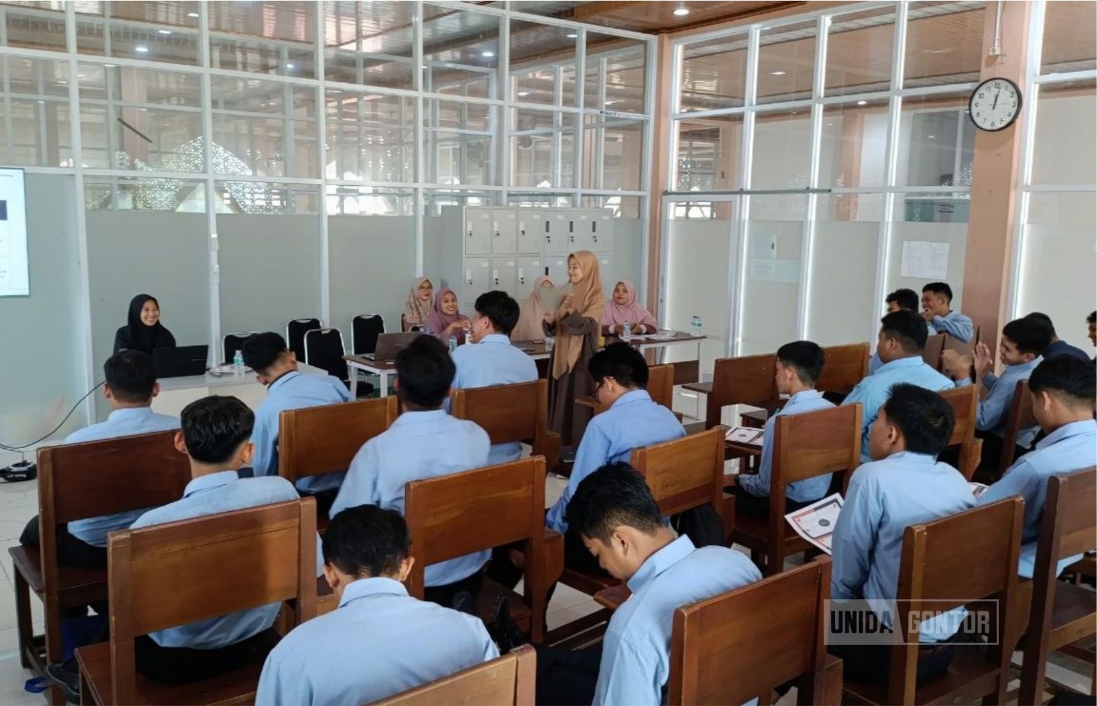 Mahasiswa baru Farmasi UNIDA Gontor mengikuti Academic Briefing dan Skill Lab di Laboratorium Terpadu Fakultas Ilmu Kesehatan.