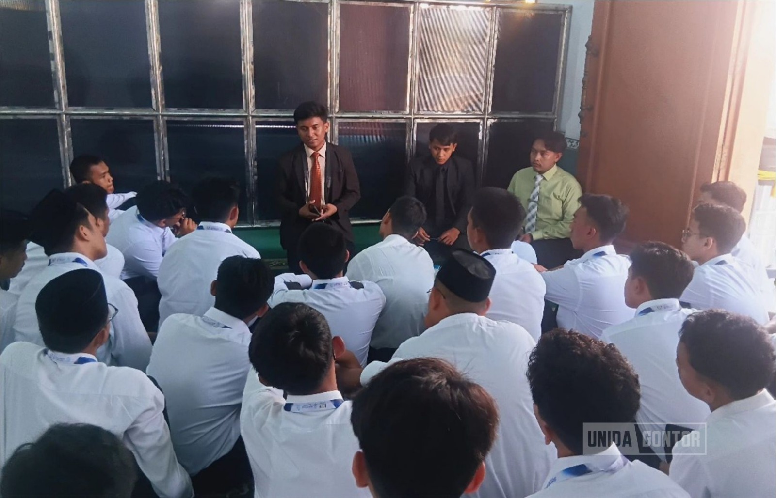 Mahasiswa baru Fakultas Humaniora UNIDA Gontor mengikuti prosesi Yudisium di Masjid Jami’