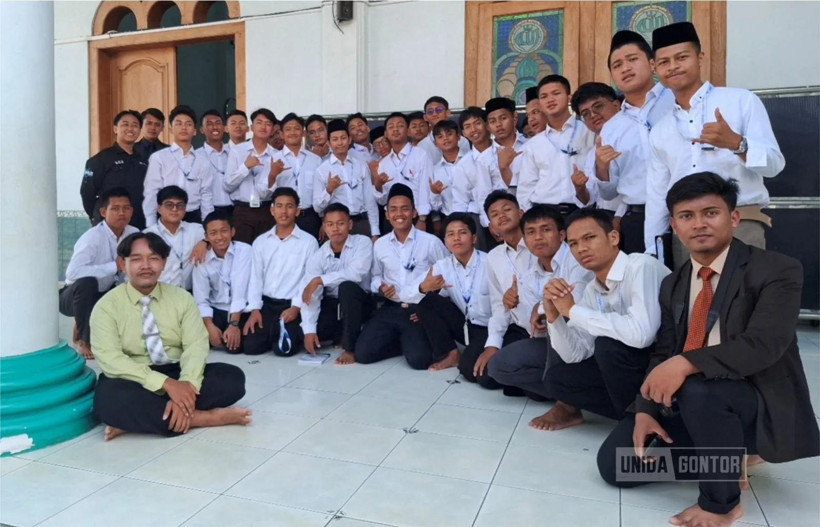 Mahasiswa baru Fakultas Humaniora UNIDA Gontor mengikuti prosesi Yudisium di Masjid Jami’