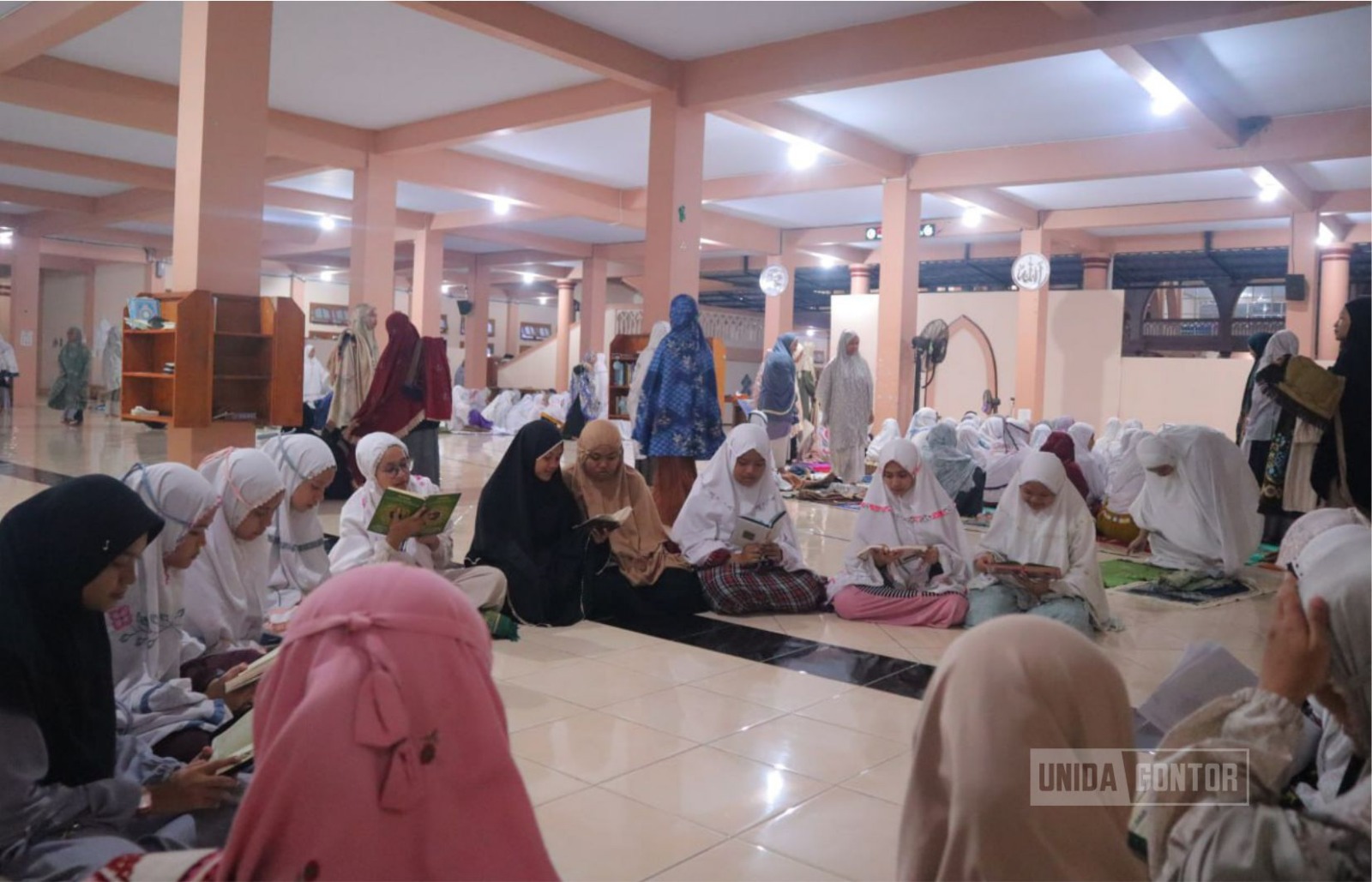 Mahasiswi PBA UNIDA Gontor mengikuti tilawah Al Quran dalam kegiatan Kahfi Days di mushola kampus