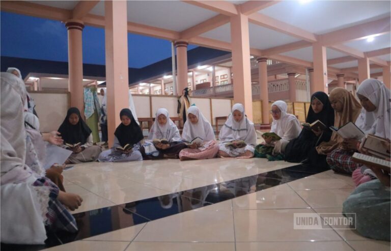 Mahasiswi PBA UNIDA Gontor mengikuti tilawah Al Quran dalam kegiatan Kahfi Days di mushola kampus