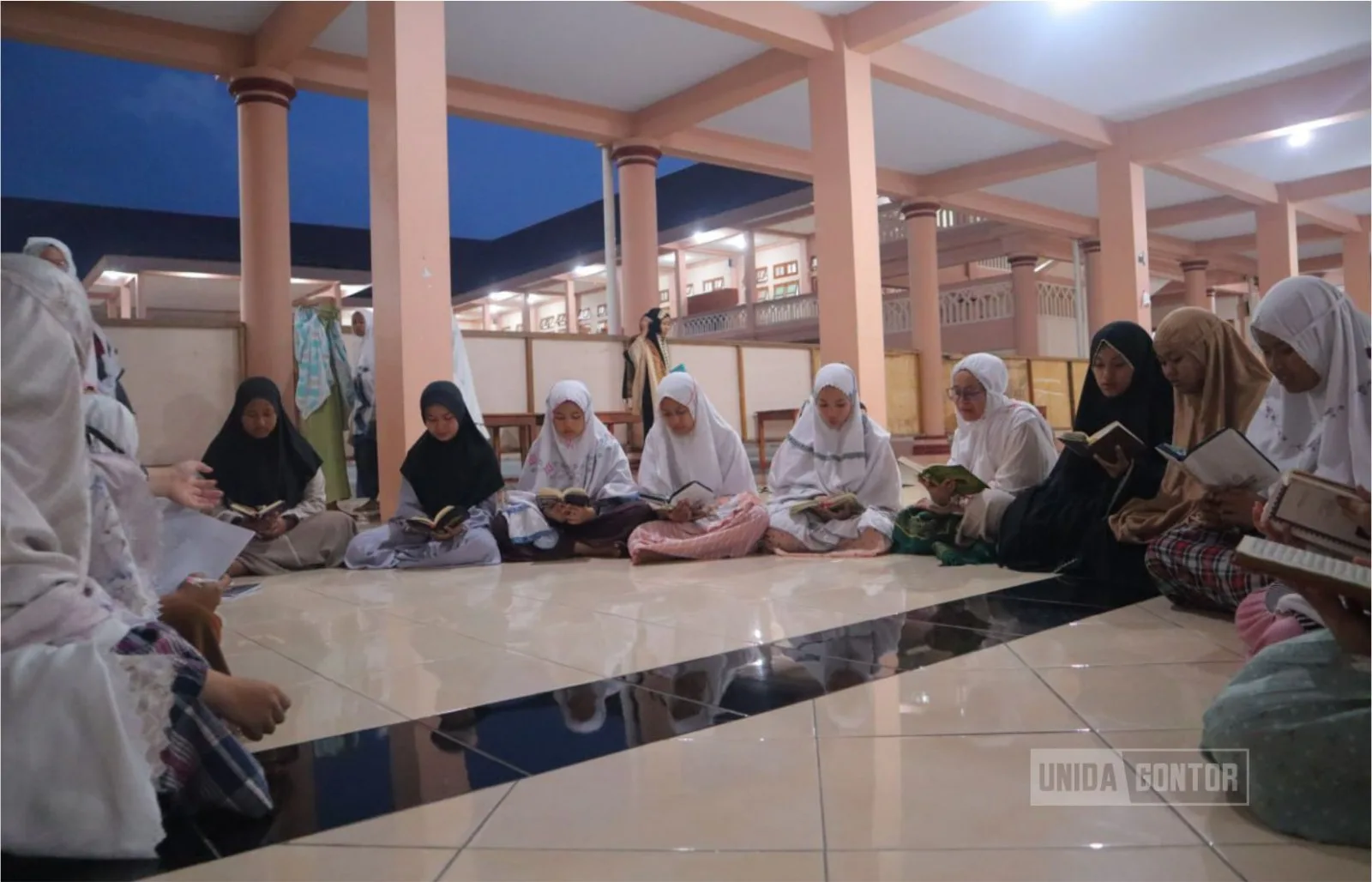 Mahasiswi PBA UNIDA Gontor mengikuti tilawah Al Quran dalam kegiatan Kahfi Days di mushola kampus