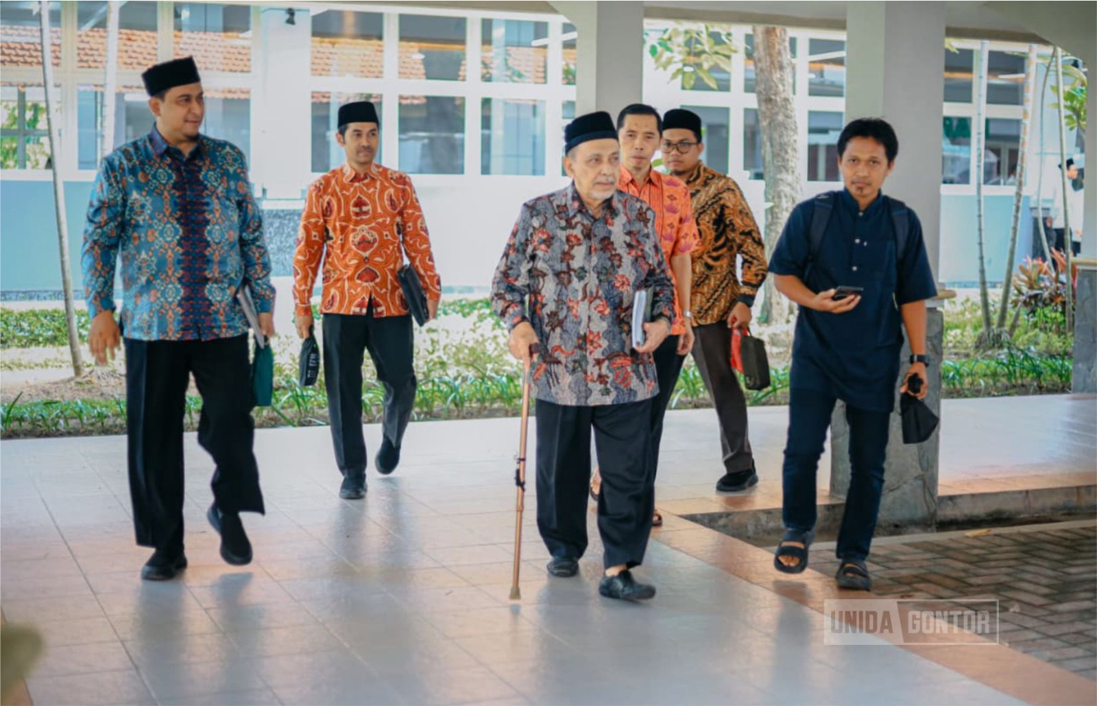 Dr. Abdulkadir Baraja memberikan sambutan dalam Milad 100 Tahun Gontor di Surabaya