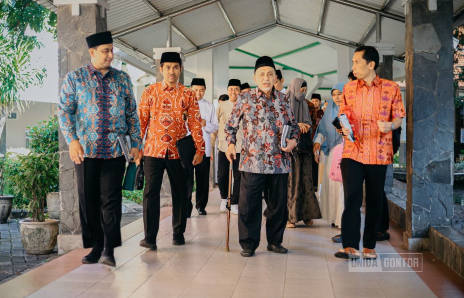 Dr. Abdulkadir Baraja memberikan sambutan dalam Milad 100 Tahun Gontor di Surabaya
