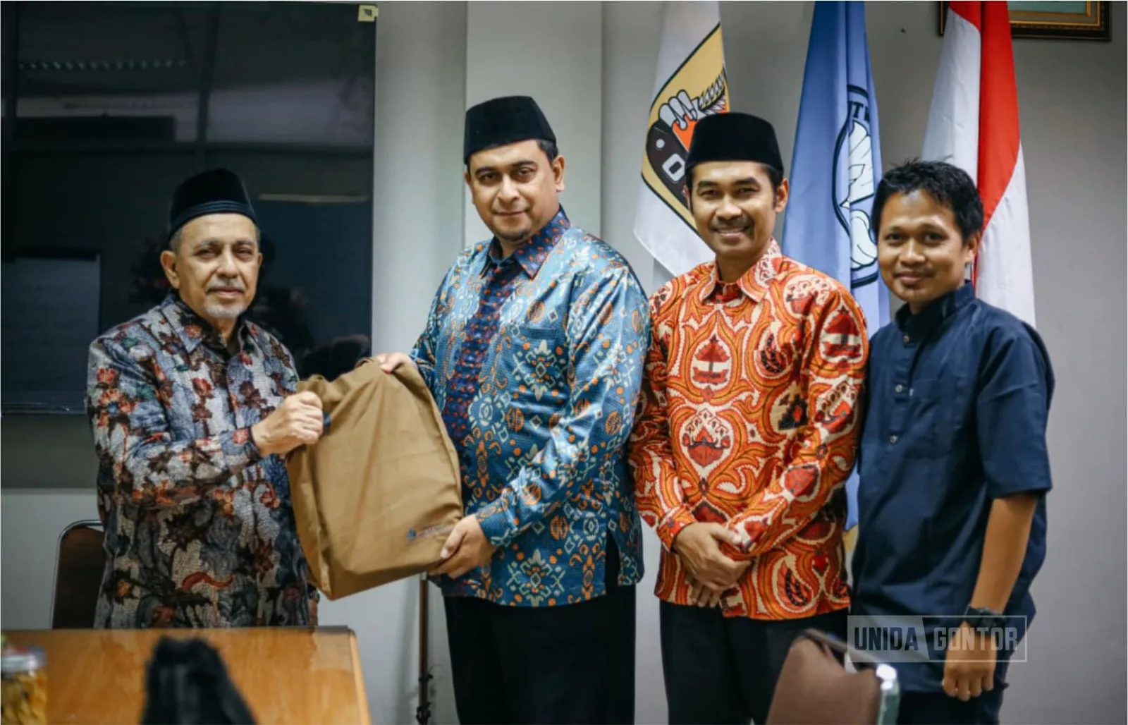 Dr. Abdulkadir Baraja memberikan sambutan dalam Milad 100 Tahun Gontor di Surabaya