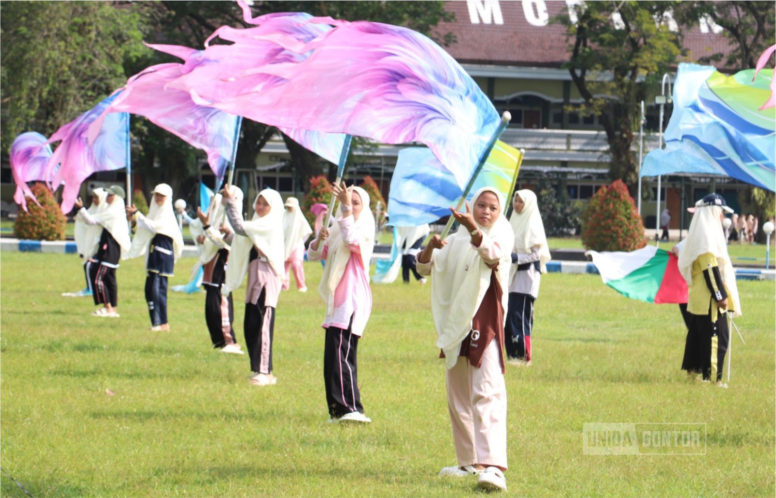 Mahasiswi UNIDA Gontor mengikuti latihan terbimbing PPKA 2026 dengan penuh semangat dan disiplin.