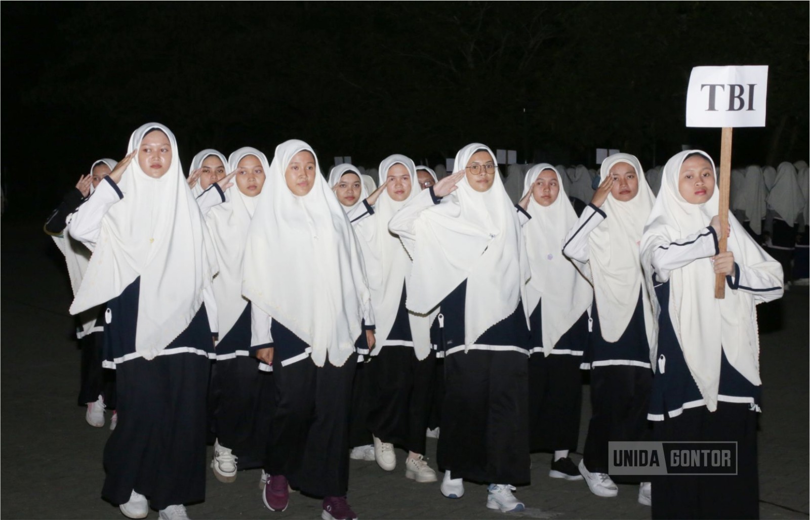 Mahasiswi UNIDA Gontor mengikuti latihan terbimbing PPKA 2026 dengan penuh semangat dan disiplin.